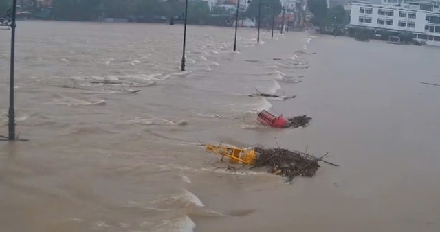 Thừa Thiên Huế thông báo khẩn cho học sinh nghỉ học do mưa lớn, nguy cơ ngập lụt diện rộng - Ảnh 1. Thừa Thiên Huế thông báo khẩn cho học sinh nghỉ học do mưa lớn, nguy cơ ngập lụt diện rộng - Ảnh 1.