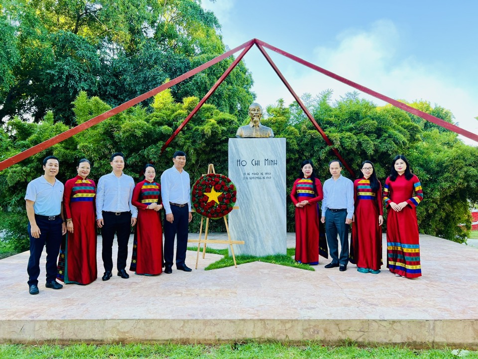 Đoàn đại biểu TP Hà Nội dâng hoa tại Tượng đài Chủ tịch Hồ Chí Minh trong Công viên mang tên Người ở Thủ đô La Habana (Cuba)