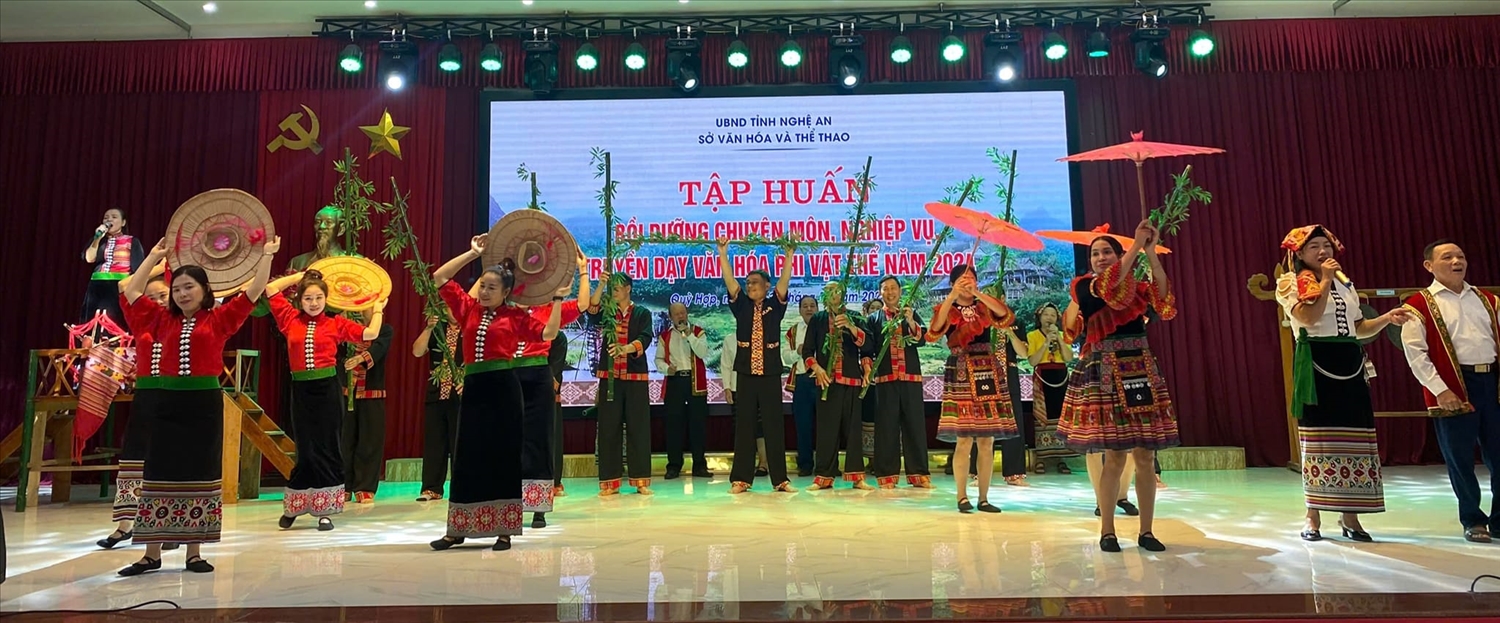 Sở VHTT Nghệ An tổ chức tập huấn, bồi dưỡng chuyên môn, truyền dạy văn hóa phi vật thể tại Quế Phong và Quỳ Hợp Sở VHTT Nghệ An tổ chức tập huấn, bồi dưỡng chuyên môn, truyền dạy văn hóa phi vật thể tại Quế Phong và Quỳ Hợp