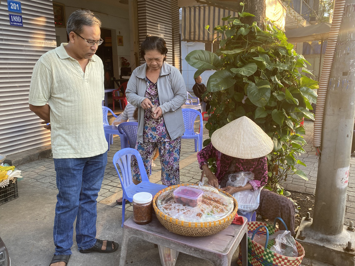 Thúng xôi nhà ga Biên Hoà bình dị, khách chờ sẵn từ khi chưa dọn bán - Ảnh 2. Thúng xôi nhà ga Biên Hoà tuổi thơ, chưa đầy 1 tiếng đã 'cháy hàng' - Ảnh 2.