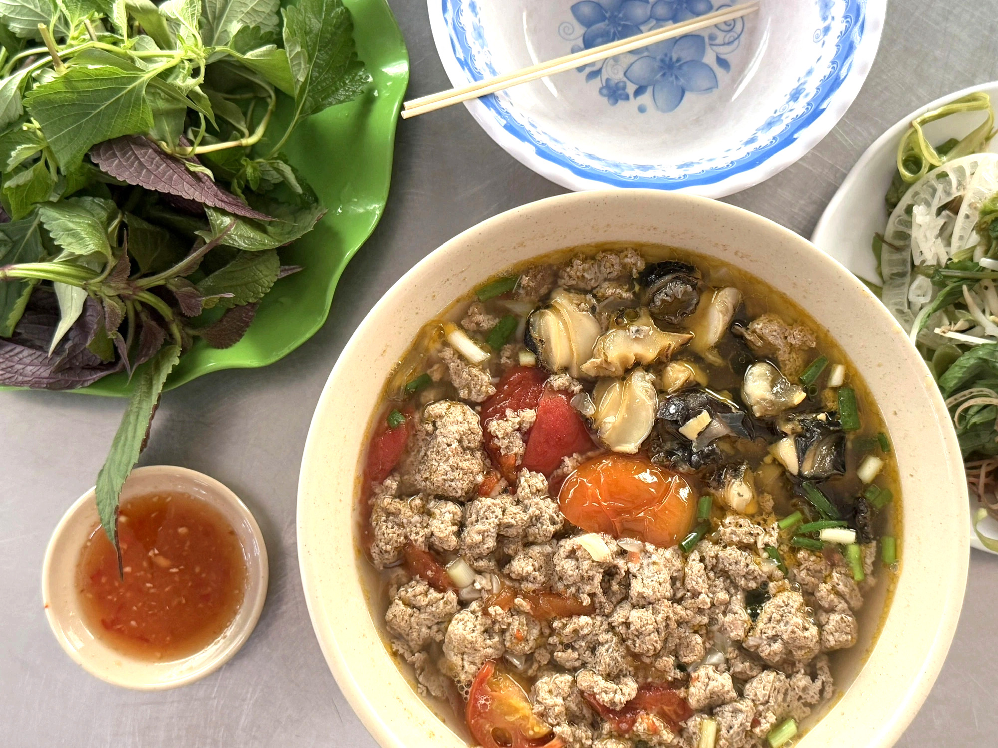 Tìm vị bún ốc riêu cua gốc Bắc, núp hẻm hơn 40 năm tại Sài Gòn - Ảnh 1. Tìm vị bún ốc riêu cua gốc Bắc, núp hẻm hơn 40 năm tại Sài Gòn - Ảnh 1.