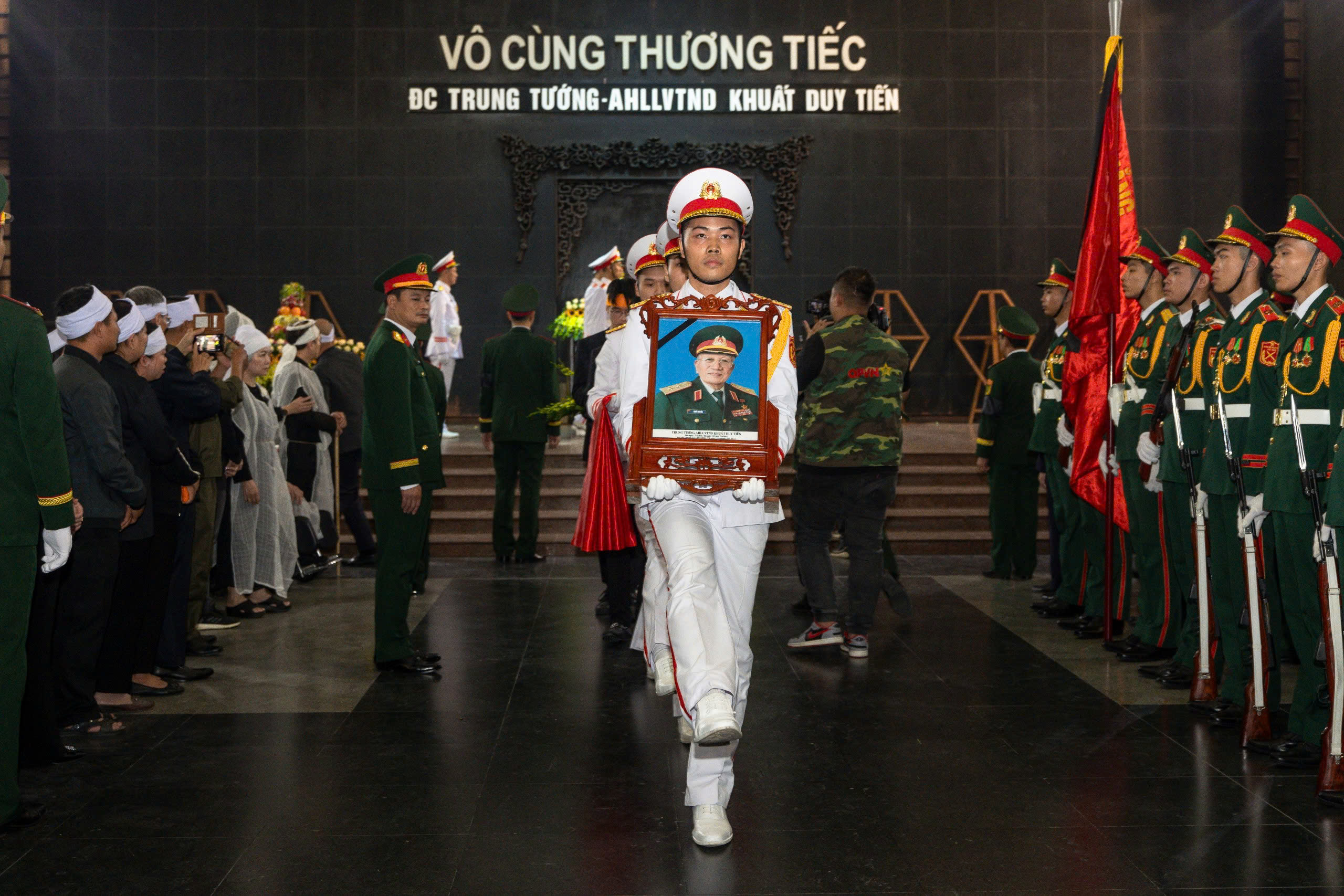 Tình đồng đội, nghĩa đồng bào trong lễ tang trung tướng - anh hùng Khuất Duy Tiến- Ảnh 1. Tình đồng đội, nghĩa đồng bào trong lễ tang trung tướng - anh hùng Khuất Duy Tiến- Ảnh 1.