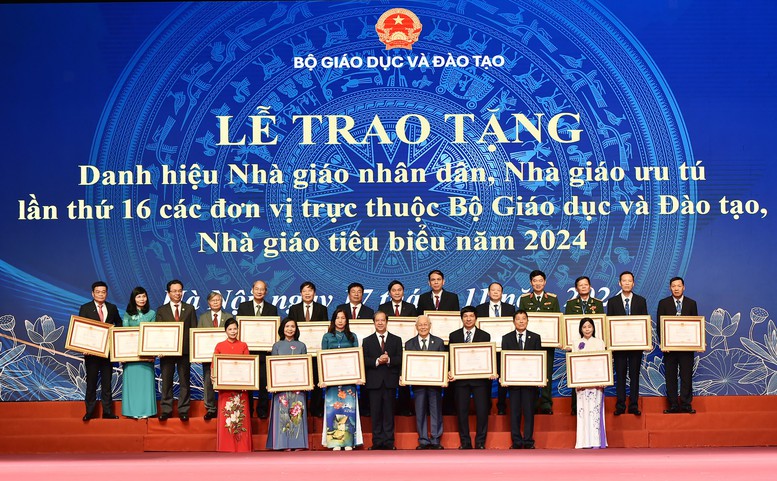 Tôn vinh các Nhà giáo Nhân dân, Nhà giáo Ưu tú và Nhà giáo tiêu biểu năm 2024- Ảnh 1. Tôn vinh các Nhà giáo Nhân dân, Nhà giáo Ưu tú và Nhà giáo tiêu biểu năm 2024- Ảnh 1.