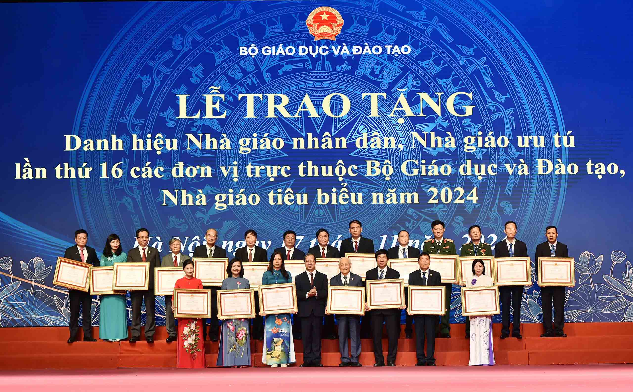 Tôn vinh những nhà giáo giỏi nghề, tận tụy vì cộng đồng- Ảnh 1. Tôn vinh những nhà giáo giỏi nghề, tận tụy vì cộng đồng- Ảnh 1.