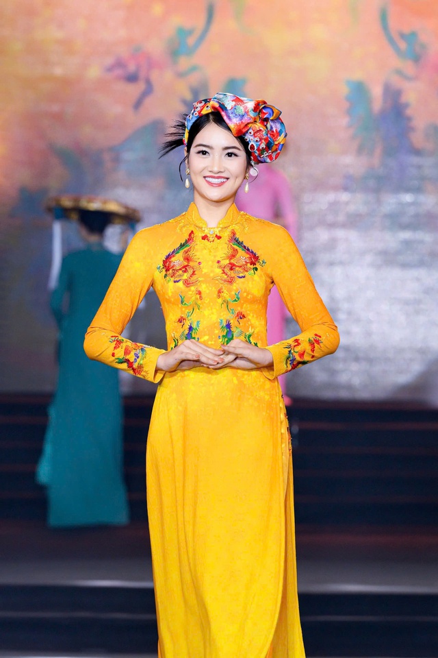 Tôn vinh vẻ đẹp tà áo dài Việt qua show 'Cội nguồn tinh hoa hội tụ'- Ảnh 1. Tôn vinh vẻ đẹp tà áo dài Việt qua show 'Cội nguồn tinh hoa hội tụ'- Ảnh 1.