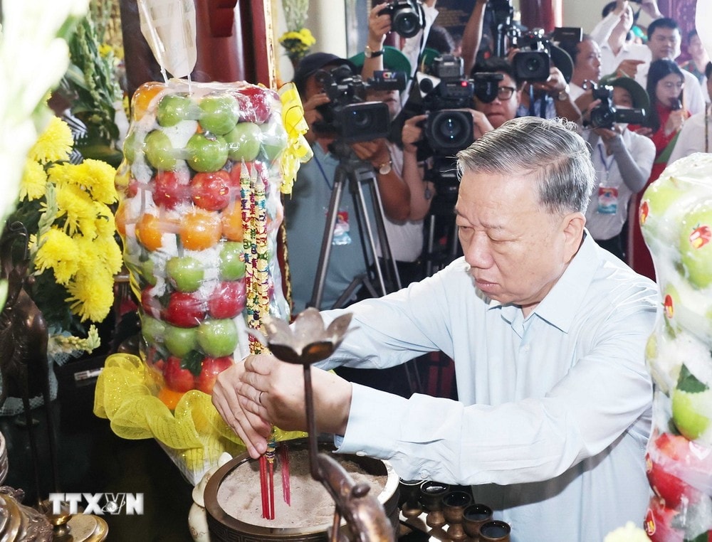 Tổng Bí thư Tô Lâm dâng hương, hoa tại Đền thờ Quốc tổ Lạc Long Quân. (Ảnh: Thống Nhất/TTXVN) ttxvn_tong_bi_thu_to_lam_dang_huong__tai_den_tho_quoc_to_lac_long_quan_tai_ca_mau_7708009_resize (2).jpg