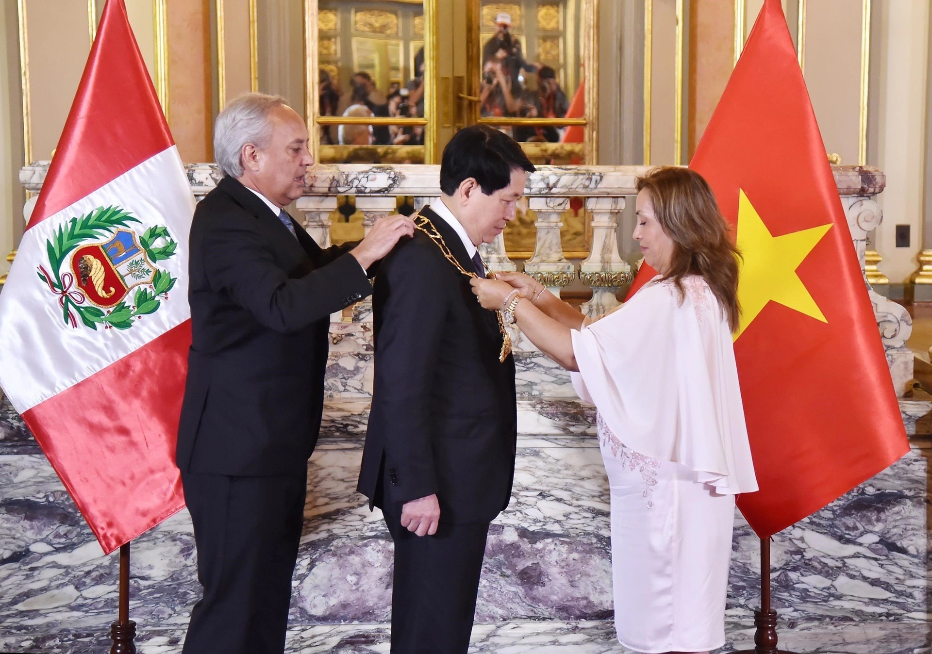Tổng thống Peru trao tặng Chủ tịch nước Lương Cường Huân chương Tổng thống Peru trao tặng Chủ tịch nước Lương Cường Huân chương