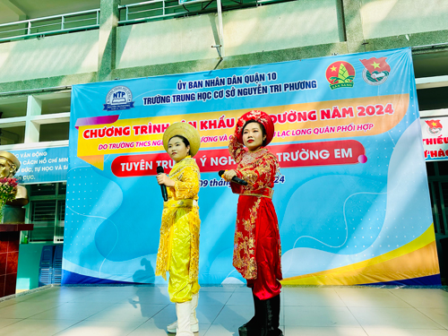 Ca sĩ Yến Phương - Thu Thảo biểu diễn ca khúc “Hồn thiêng đất Việt” trong chương trình Sân khấu học đường tại Trường THCS Nguyễn Tri Phương Ảnh: THANH HIỆP Ca sĩ Yến Phương - Thu Thảo biểu diễn ca khúc “Hồn thiêng đất Việt” trong chương trình Sân khấu học đường tại Trường THCS Nguyễn Tri Phương Ảnh: THANH HIỆP
