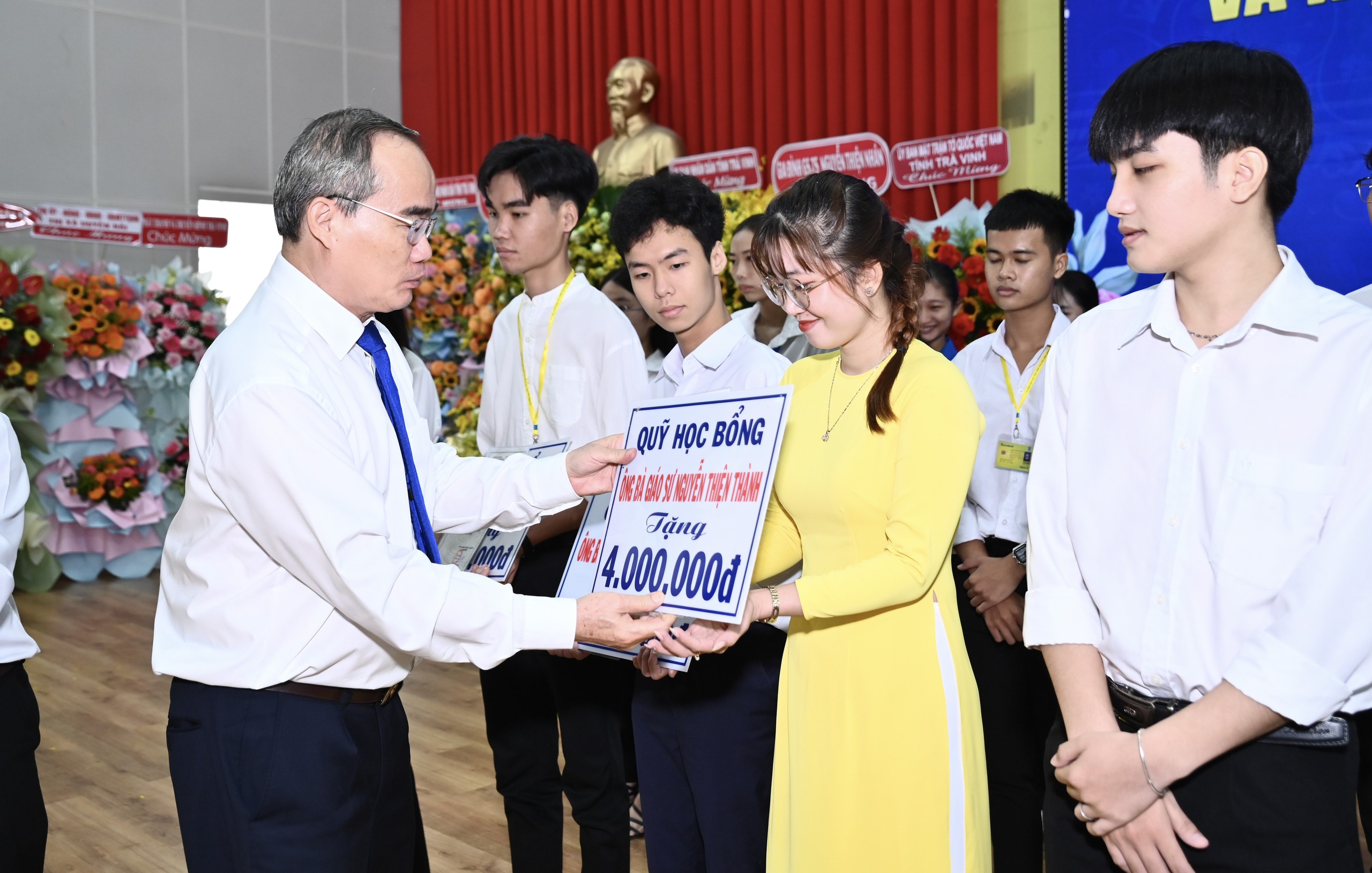 Trà Vinh trao hơn 3,5 tỉ đồng học bổng cho sinh viên- Ảnh 1. Trà Vinh trao hơn 3,5 tỉ đồng học bổng cho sinh viên- Ảnh 1.