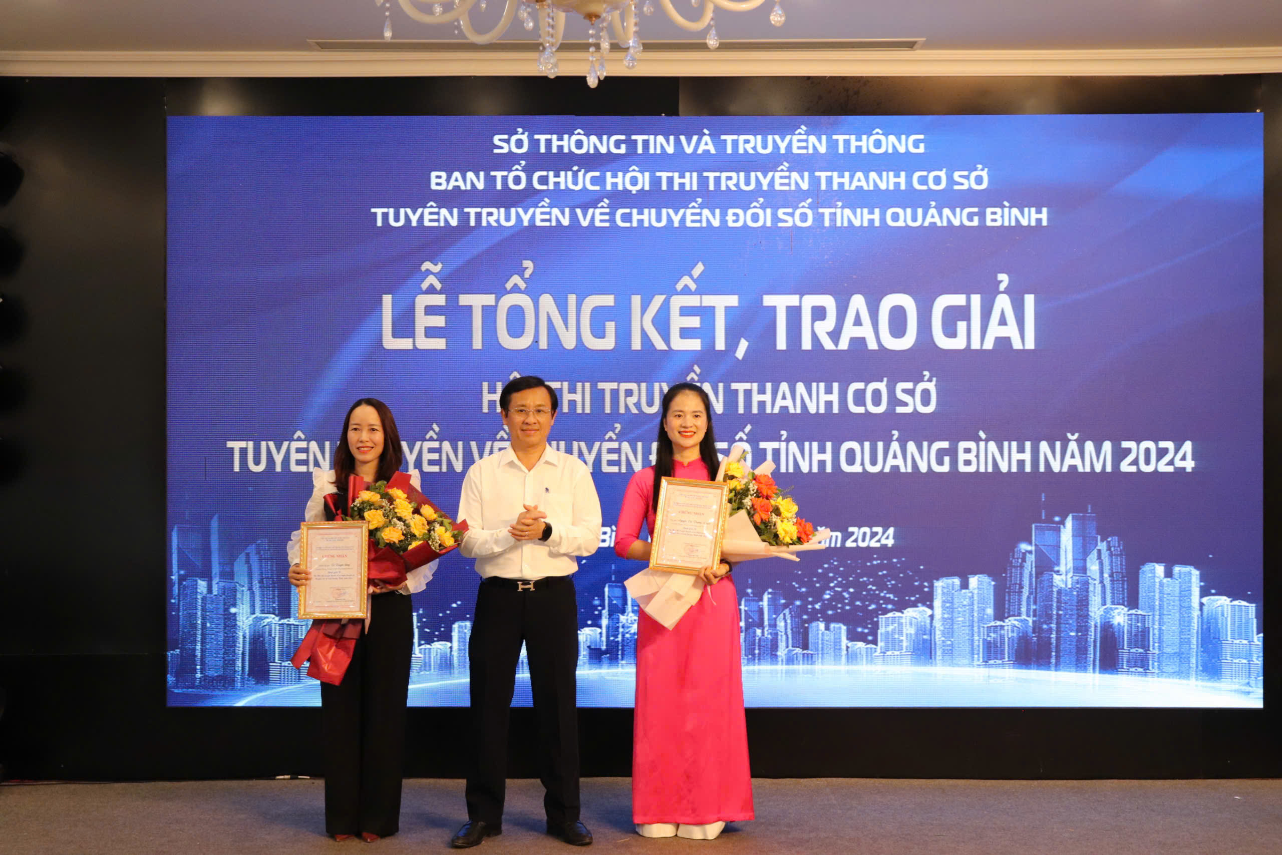 Trao giải Hội thi truyền thanh cơ sở tuyên truyền về
chuyển đổi số tỉnh Quảng Bình năm 2024- Ảnh 3. Trao giải Hội thi truyền thanh cơ sở tuyên truyền về
chuyển đổi số tỉnh Quảng Bình năm 2024- Ảnh 3.