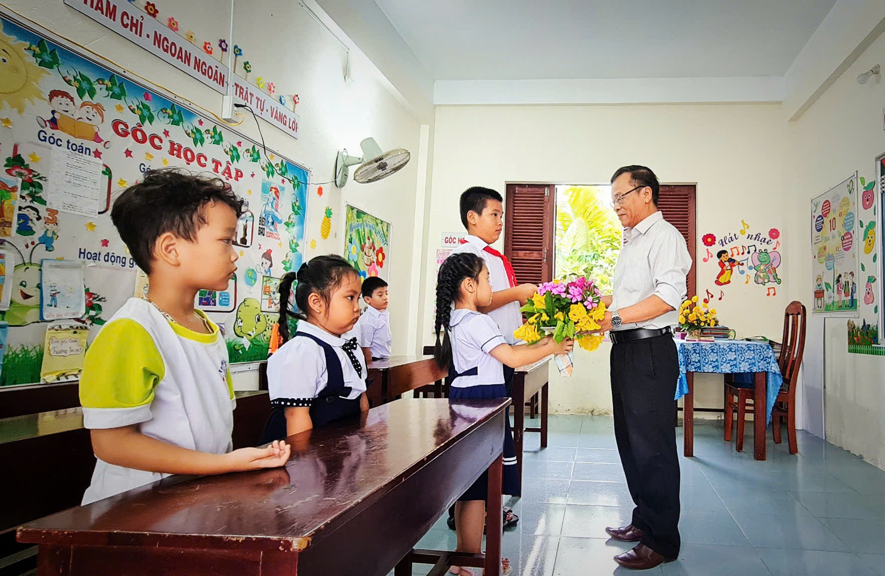 Tri ân thầy cô ở Trường Sa nhân Ngày Nhà giáo Việt Nam - Ảnh 1. Tri ân thầy cô ở Trường Sa nhân Ngày Nhà giáo Việt Nam - Ảnh 1.