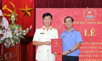 Tân Viện trưởng VKSND tỉnh Thái Nguyên nhận quyết định bổ nhiệm.
