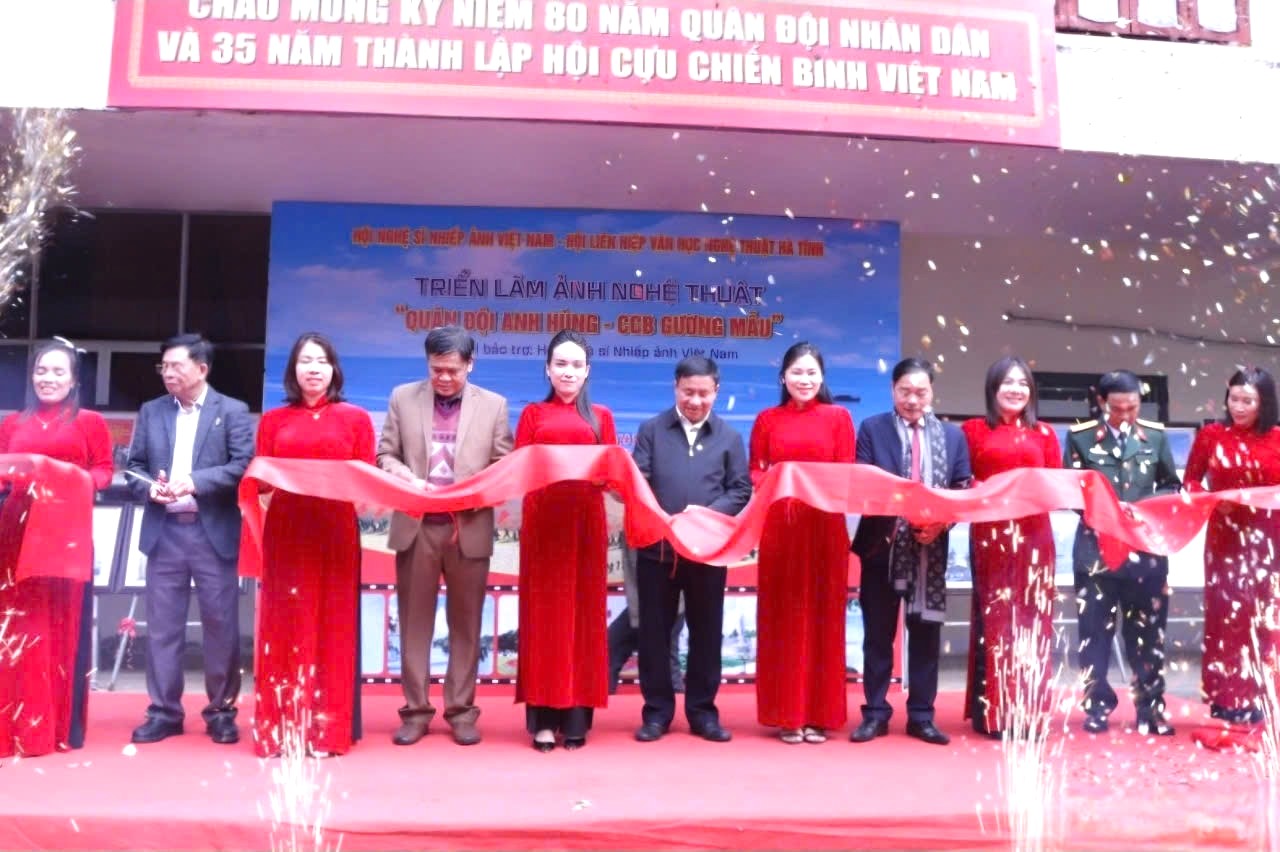 trien lam anh chu de quan doi anh hung cuu chien binh guong mau cua nha bao le anh thi hinh 1