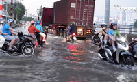Triều cường đạt đỉnh, người dân TPHCM chật vật di chuyển giữa mênh mông nước