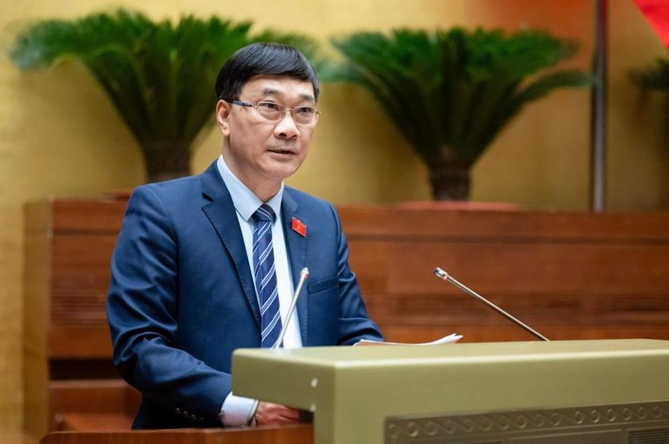 Chủ nhiệm Ủy ban Kinh tế của Quốc hội Vũ Hồng Thanh trình bày Báo cáo thẩm tra. Ảnh: Quochoi.vn