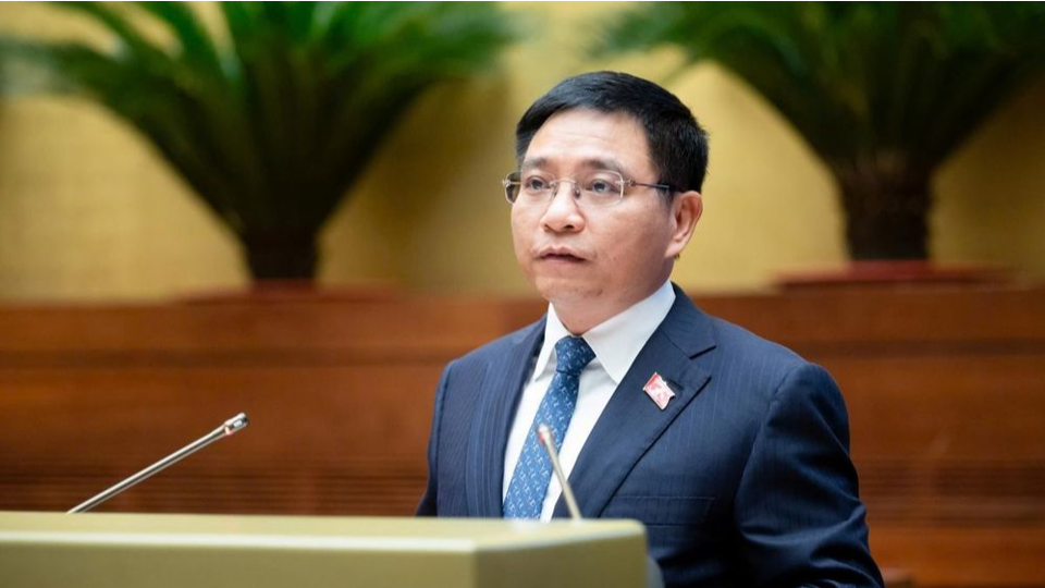 Bộ trưởng Bộ Giao thông vận tải Nguyễn Văn Thắng trình bày Tờ trình về chủ trương đầu tư dự án đường sắt tốc độ cao trên trục Bắc – Nam. Ảnh: Quochoi.vn