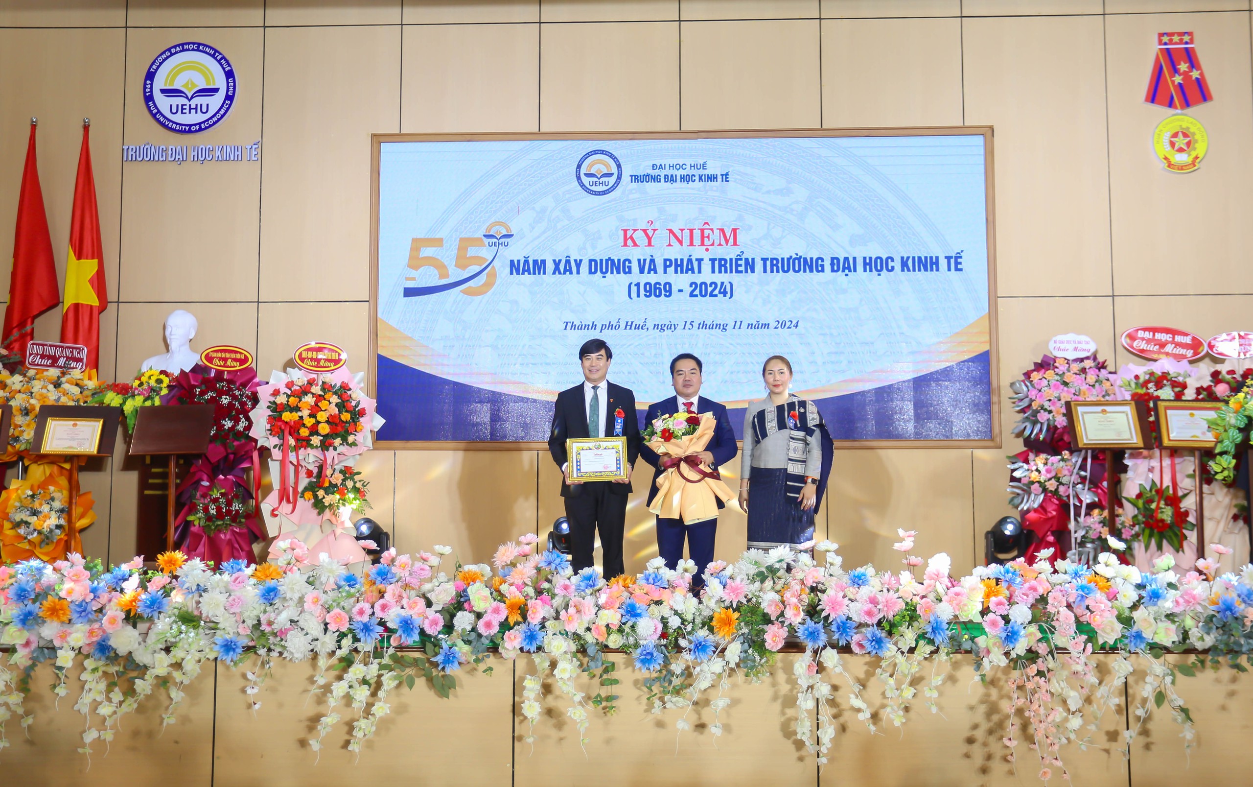Trường đại học Kinh tế, Đại học Huế nhận bằng khen của Quốc hội Lào- Ảnh 1. Trường đại học Kinh tế, Đại học Huế nhận bằng khen của Quốc hội Lào- Ảnh 1.
