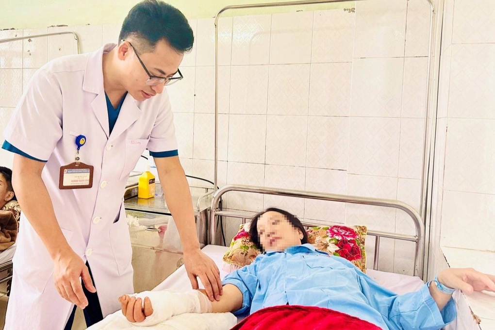 Trượt chân ngã, bàn tay người phụ nữ đứt rời vì chống mạnh vào dao - 1 Trượt chân ngã, bàn tay người phụ nữ đứt rời vì chống mạnh vào dao - 1