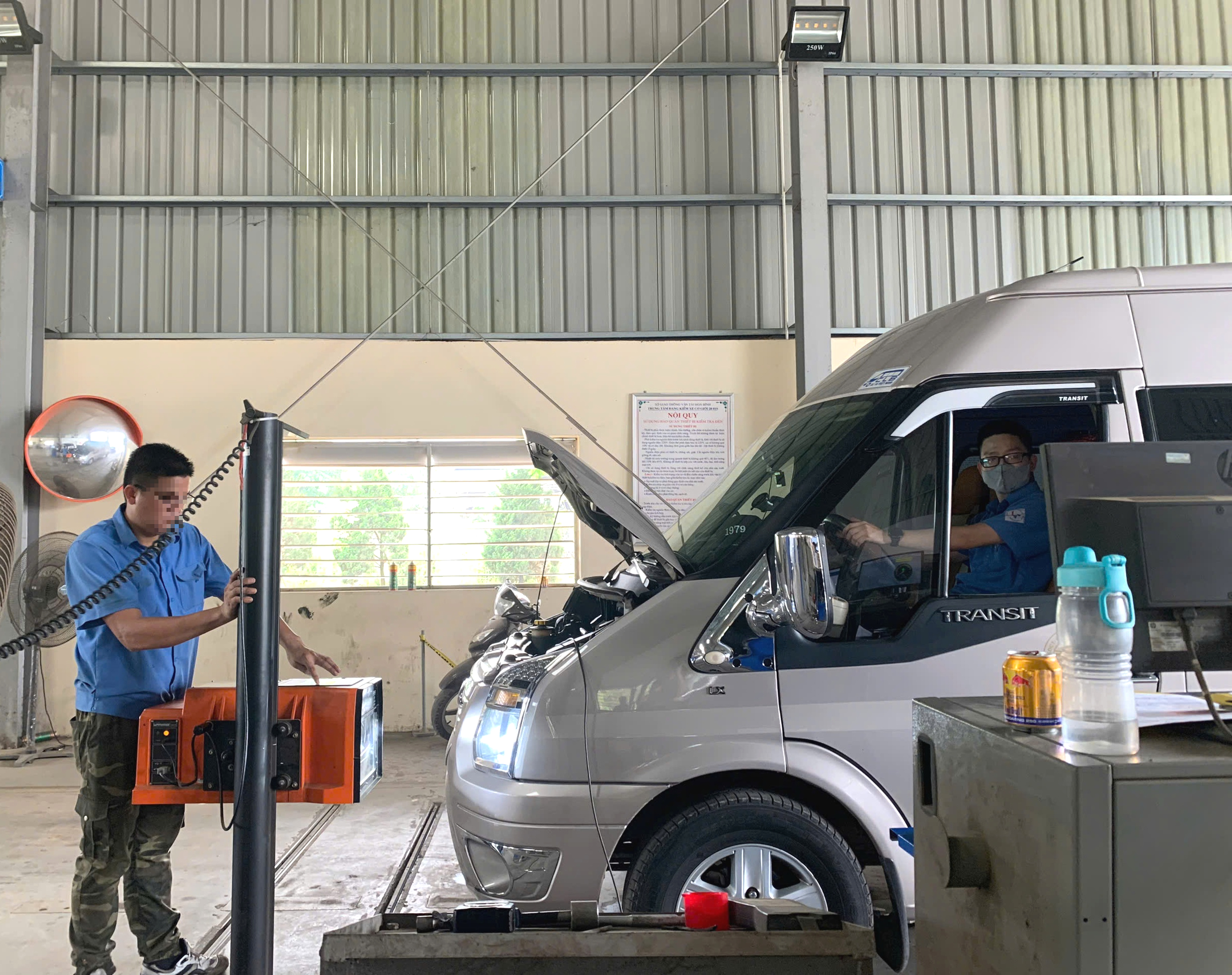 Trượt đăng kiểm vì màu đèn thay thế không đúng quy định- Ảnh 1. Trượt đăng kiểm vì màu đèn thay thế không đúng quy định- Ảnh 1.