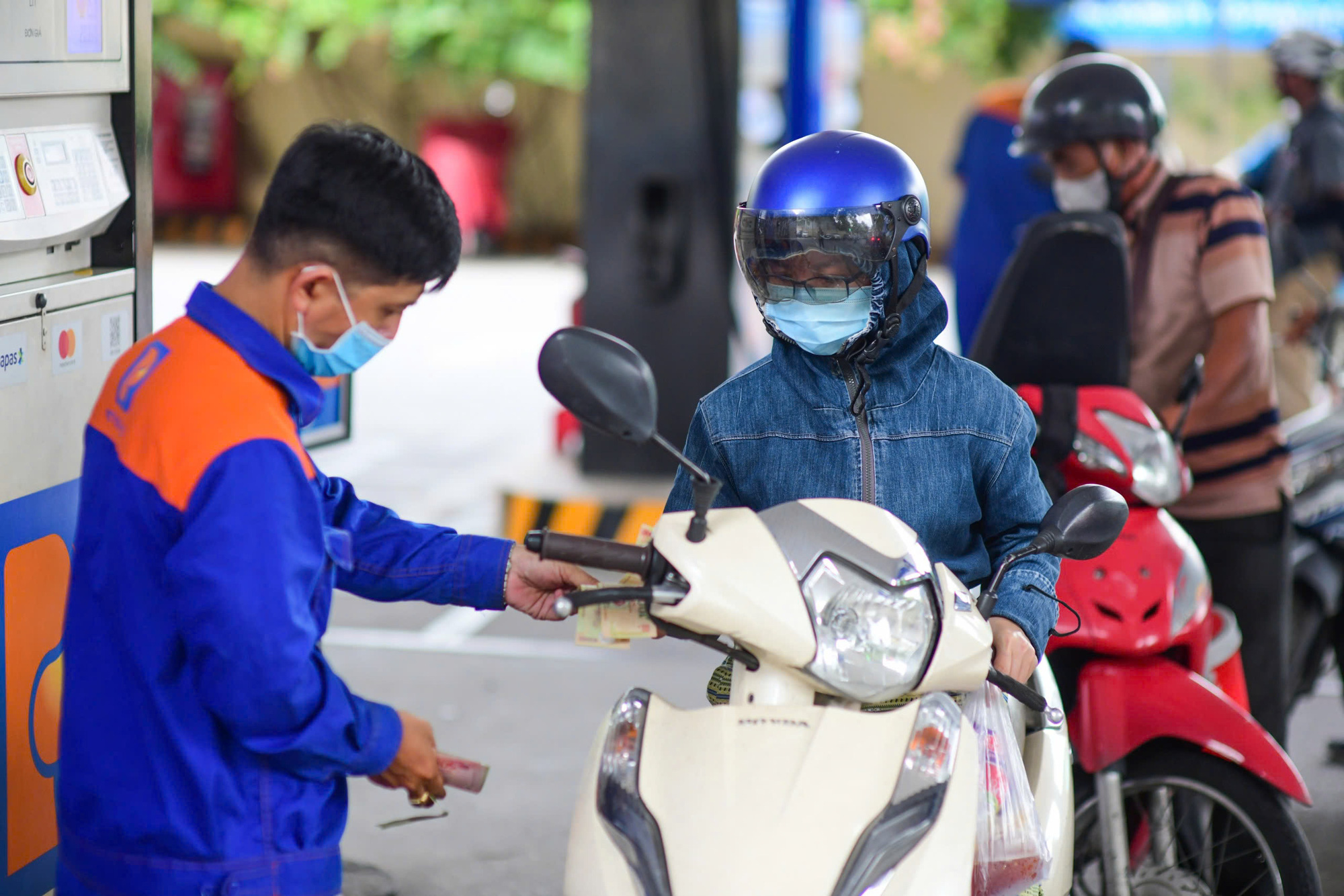 Từ chiều 14-11, giá xăng dầu đồng loạt giảm - Ảnh 1. Từ chiều 14-11, giá xăng dầu đồng loạt giảm - Ảnh 1.