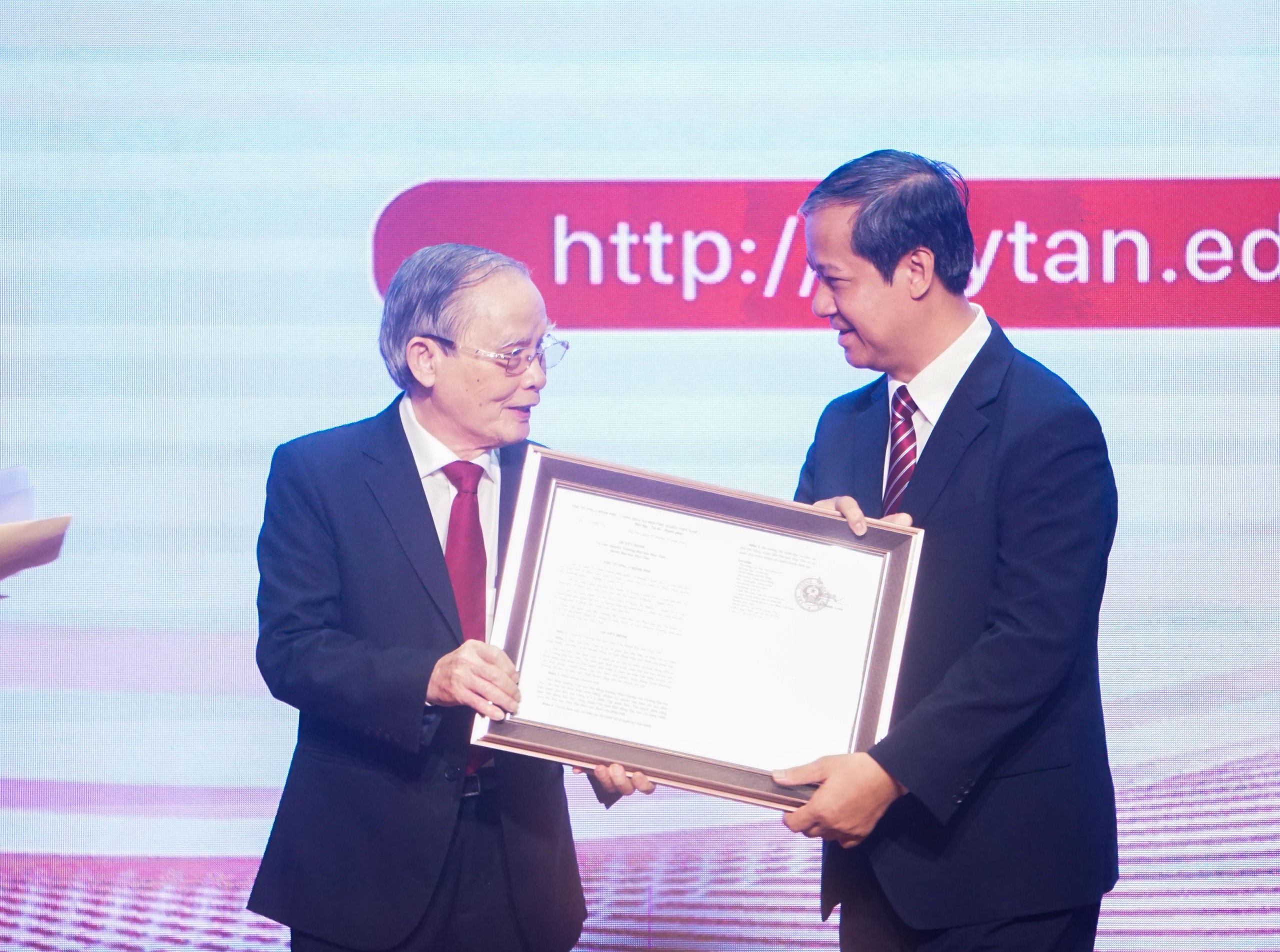 Bộ trưởng Nguyễn Kim Sơn: Từ trường ĐH thành ĐH là thay đổi hướng tới chiều sâu - Ảnh 2. Bộ trưởng Nguyễn Kim Sơn: Từ trường ĐH thành ĐH là thay đổi hướng tới chiều sâu - Ảnh 2.