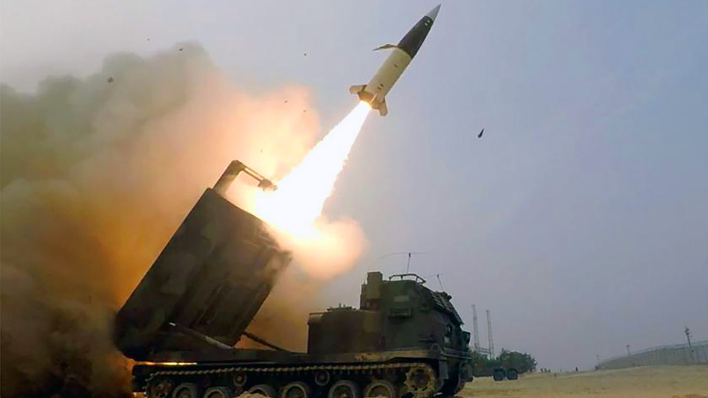 Ukraine lần đầu phóng tên lửa ATACMS vào sân bay quân sự Nga- Ảnh 1. Ukraine lần đầu phóng tên lửa ATACMS vào sân bay quân sự Nga- Ảnh 1.