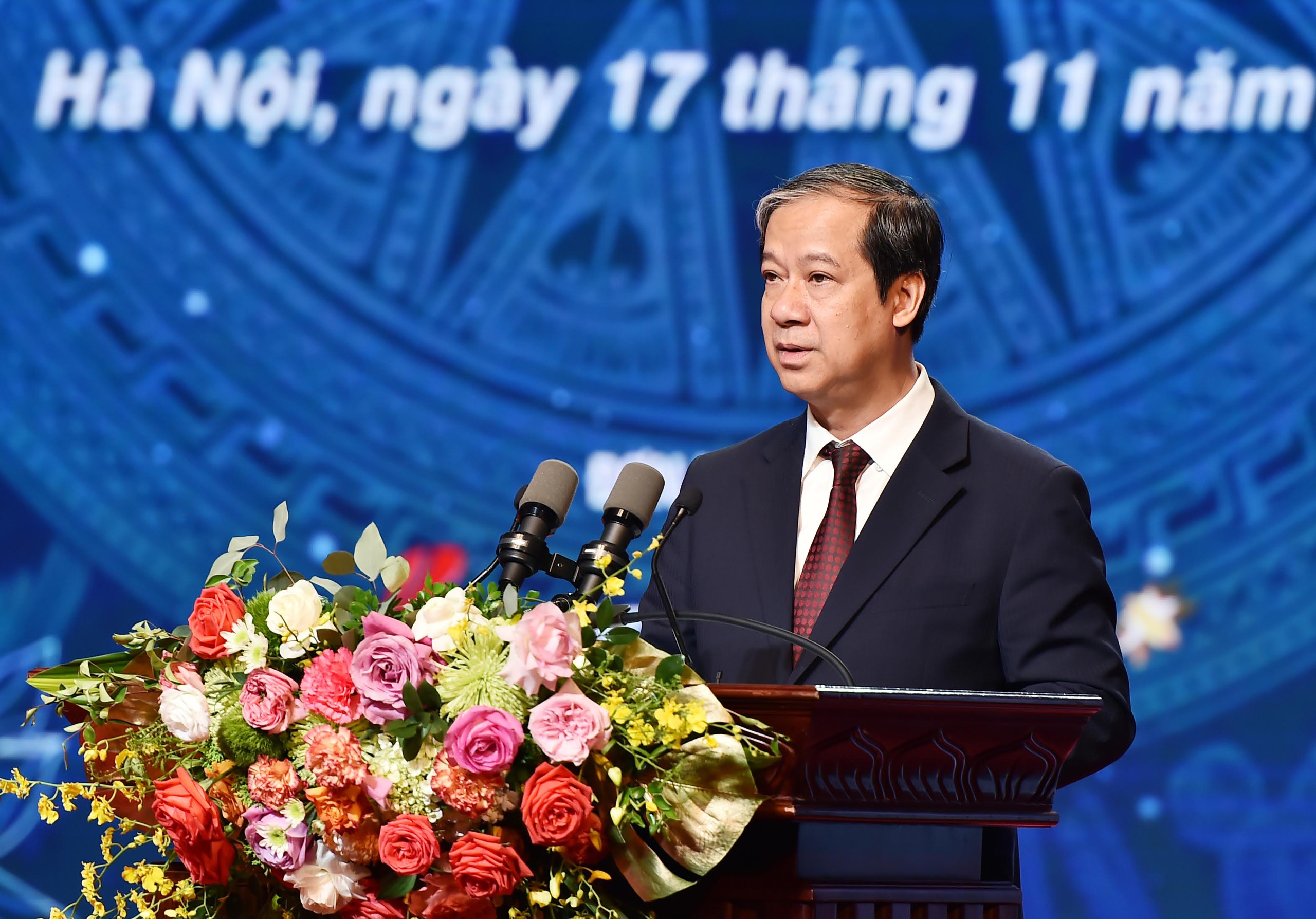 Bộ trưởng Bộ GD-ĐT: 'Ưu tú không đợi phải phân công' - Ảnh 1. Bộ trưởng Bộ GD-ĐT: 'Ưu tú không đợi phải phân công' - Ảnh 1.