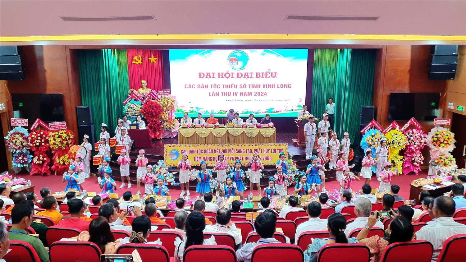 Với chủ đề “các dân tộc đoàn kết, đổi mới sáng tạo, phát huy lợi thế, tiềm năng, hội nhập và phát triển bền vững” Đại hội đại biểu các DTTS tỉnh Vĩnh Long lần thứ IV, năm 2024 chính thức khai mạc Với chủ đề “các dân tộc đoàn kết, đổi mới sáng tạo, phát huy lợi thế, tiềm năng, hội nhập và phát triển bền vững” Đại hội đại biểu các DTTS tỉnh Vĩnh Long lần thứ IV, năm 2024 chính thức khai mạc