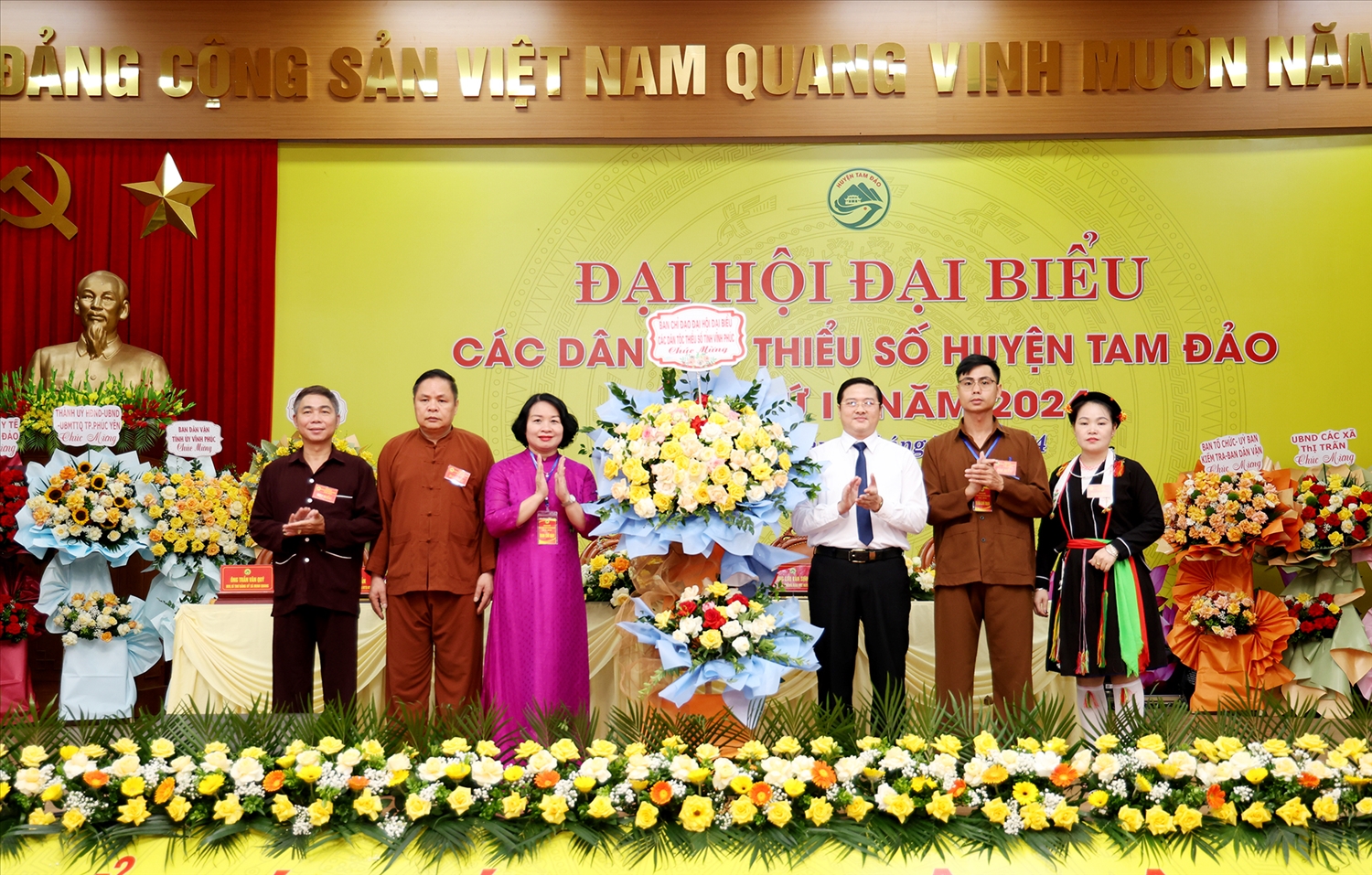 Ông Hoàng Anh (Áo trắng), Phó Trưởng ban phụ trách Ban Dân tộc tỉnh Vĩnh Phúc dự Đại hội đại biểu các DTTS huyện Tam Đảo Ông Hoàng Anh (Áo trắng), Phó Trưởng ban phụ trách Ban Dân tộc tỉnh Vĩnh Phúc dự Đại hội đại biểu các DTTS huyện Tam Đảo