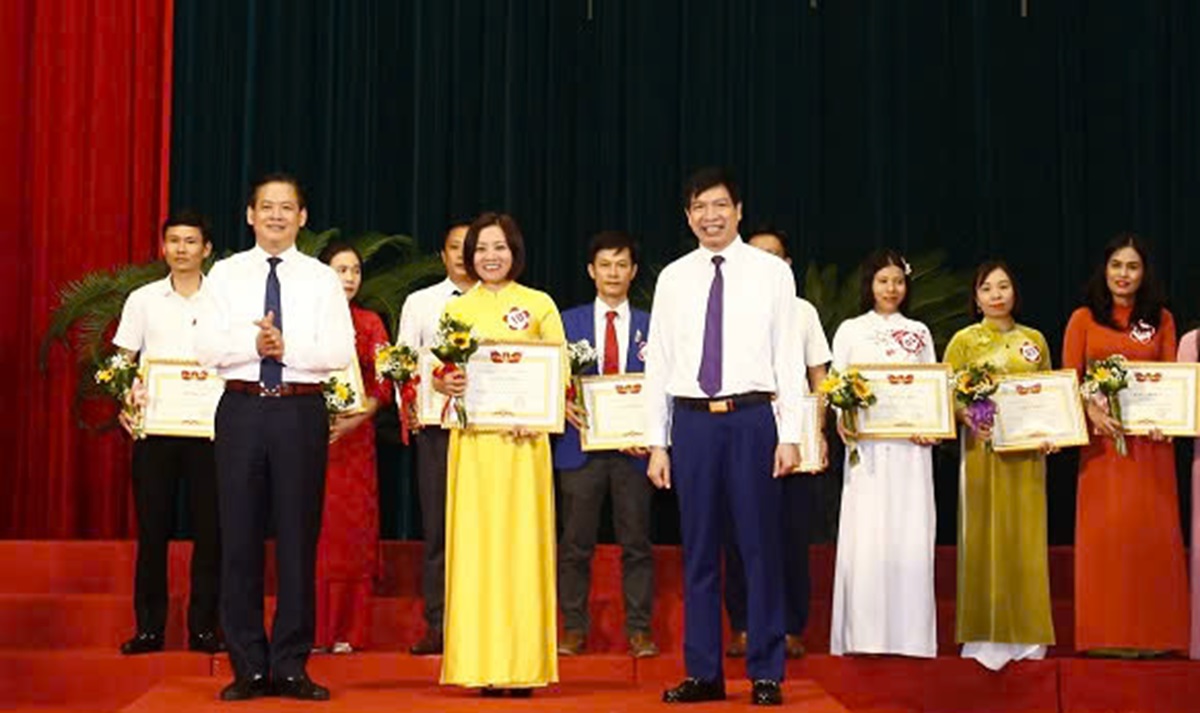 Vinh danh 133 nhà giáo tâm huyết với sự nghiệp Vinh danh 133 nhà giáo tâm huyết với sự nghiệp