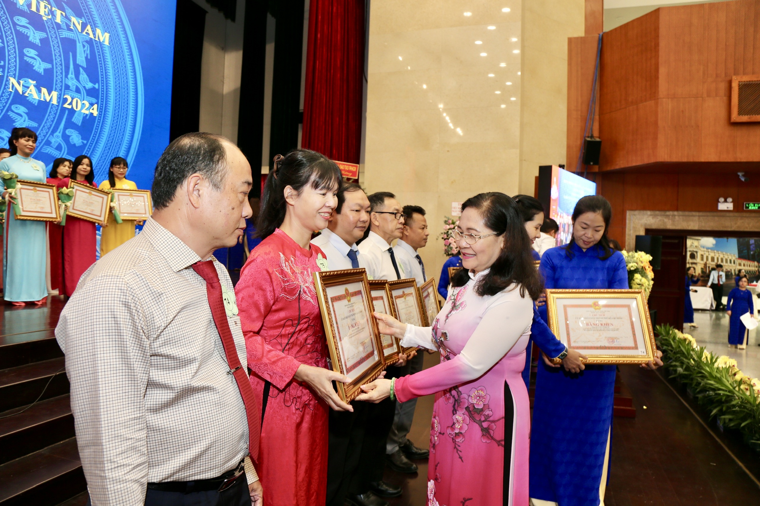 TP HCM: Vinh danh 14 nhà giáo ưu tú và trao tặng Giải thưởng Võ Trường Toản năm 2024- Ảnh 1. TP HCM: Vinh danh 14 nhà giáo ưu tú và trao tặng Giải thưởng Võ Trường Toản năm 2024- Ảnh 1.