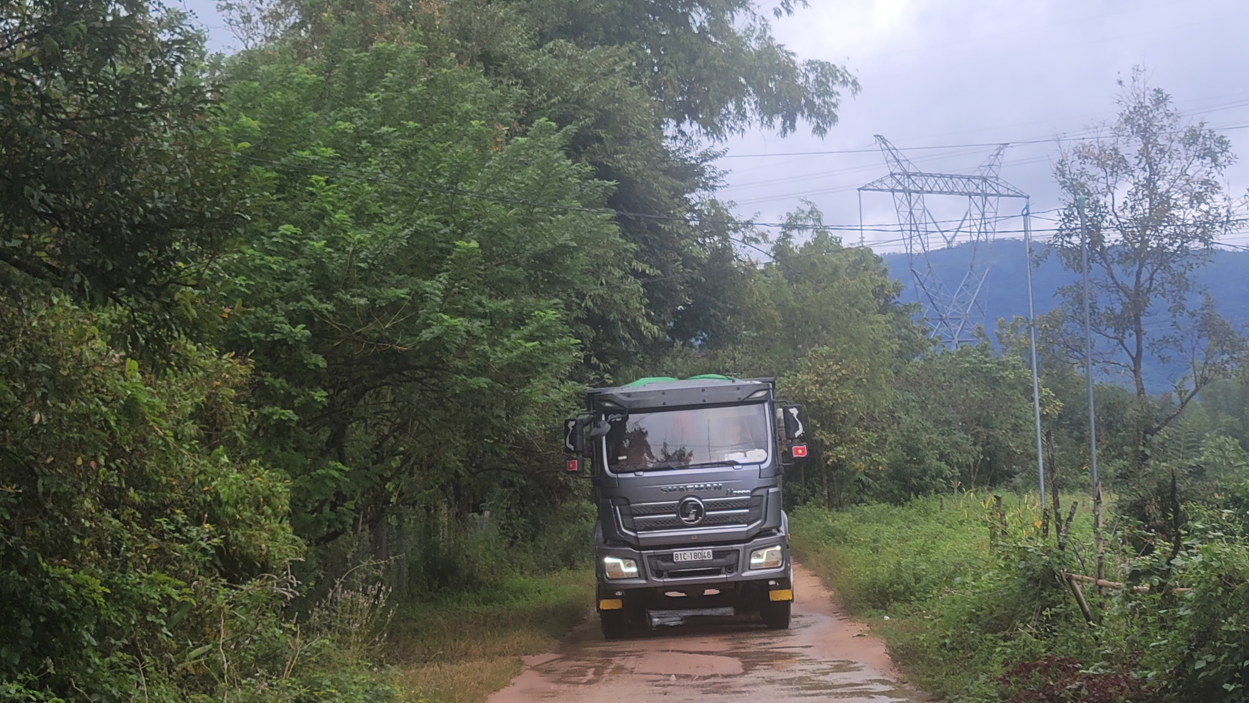 Kon Tum: Xã du di để xe chở cát phá đường dân sinh- Ảnh 1. Kon Tum: Xã du di để xe chở cát phá đường dân sinh- Ảnh 1.