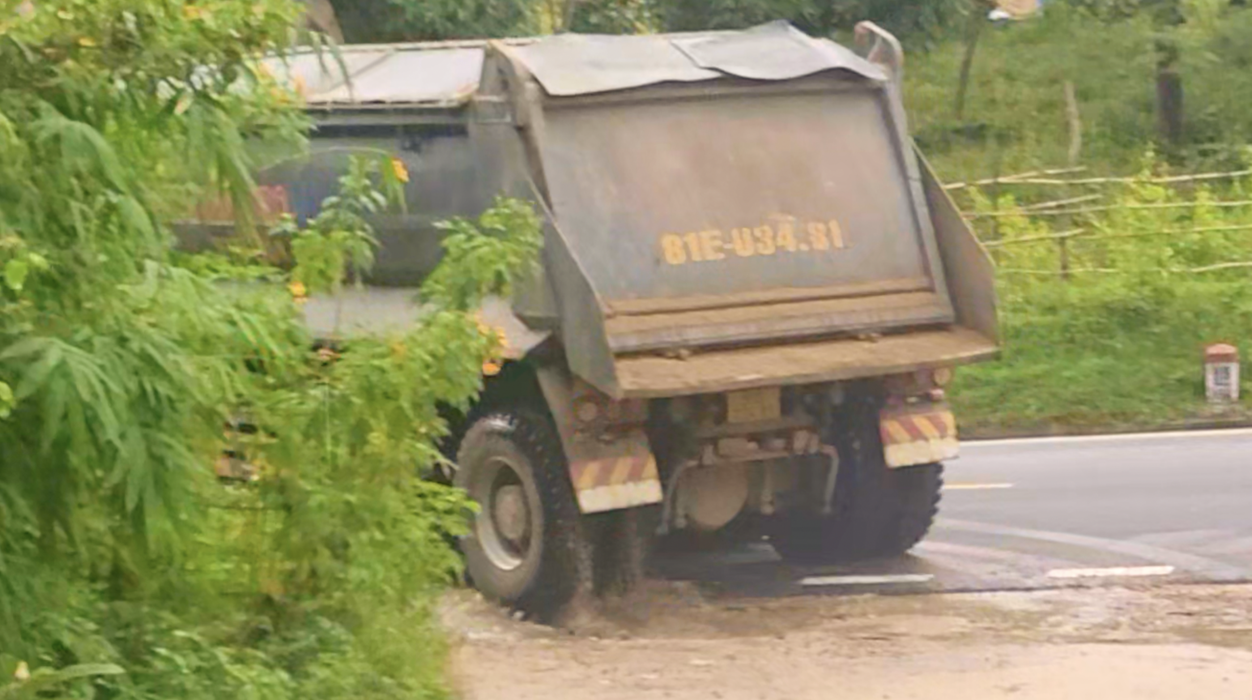 Kon Tum: Xã du di để xe chở cát phá đường dân sinh- Ảnh 2. Kon Tum: Xã du di để xe chở cát phá đường dân sinh- Ảnh 2.