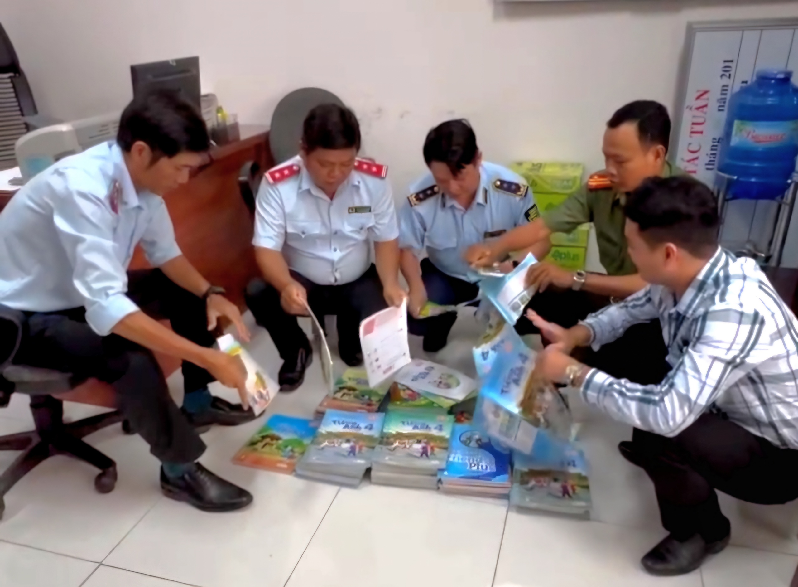 Xử phạt và tiêu hủy sách tiếng Anh giả ở Bạc Liêu- Ảnh 1. Xử phạt và tiêu hủy sách tiếng Anh giả ở Bạc Liêu- Ảnh 1.