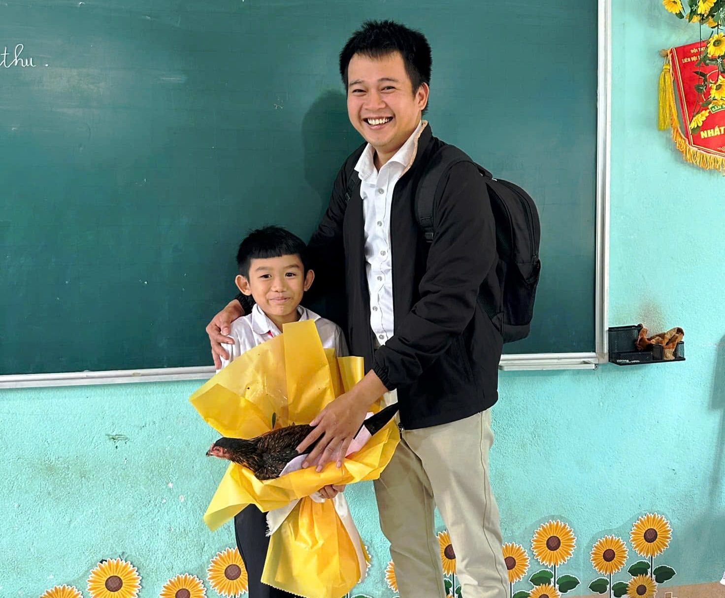 Xúc động với món quà đặc biệt ‘bông hoa gà’ tặng thầy của học sinh vùng cao- Ảnh 1. Xúc động với món quà đặc biệt ‘bông hoa gà’ tặng thầy của học sinh vùng cao- Ảnh 1.