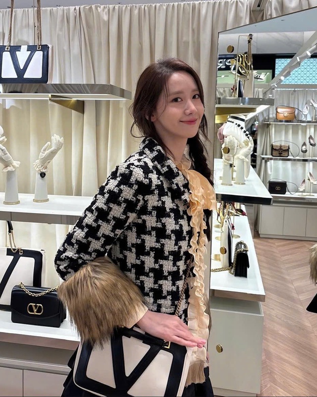 Yoona và Irene đẹp mãn nhãn với áo vải tweed, chuẩn visual tài phiệt- Ảnh 1. Yoona và Irene đẹp mãn nhãn với áo vải tweed, chuẩn visual tài phiệt- Ảnh 1.