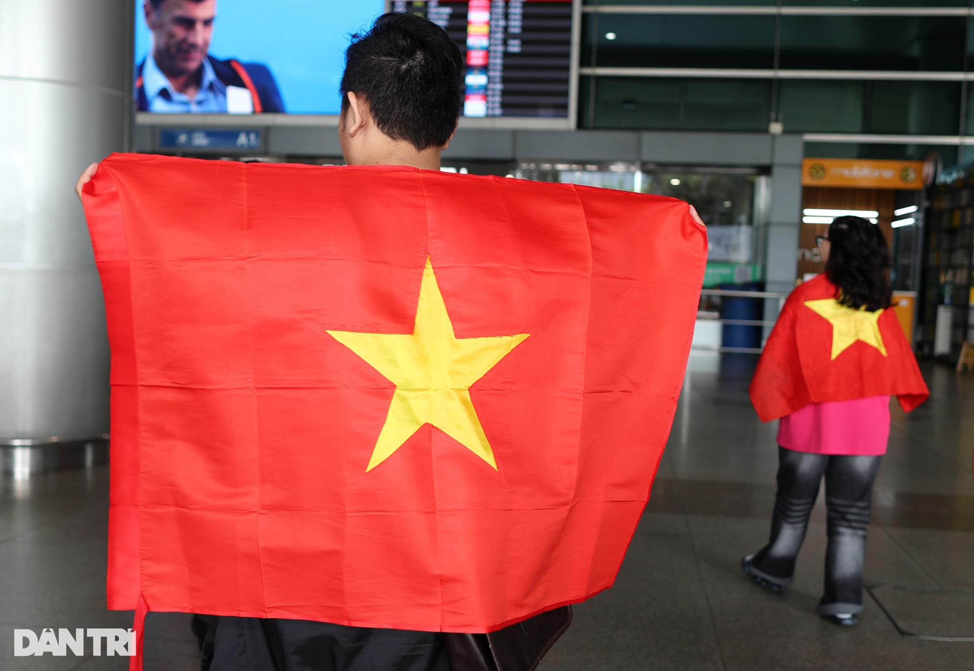 Hoa hậu Thanh Thủy đi xe buýt 2 tầng, người hâm mộ chạy xe máy theo reo hò - 5 Hoa hậu Thanh Thủy đi xe buýt 2 tầng, người hâm mộ chạy xe máy theo reo hò - 5