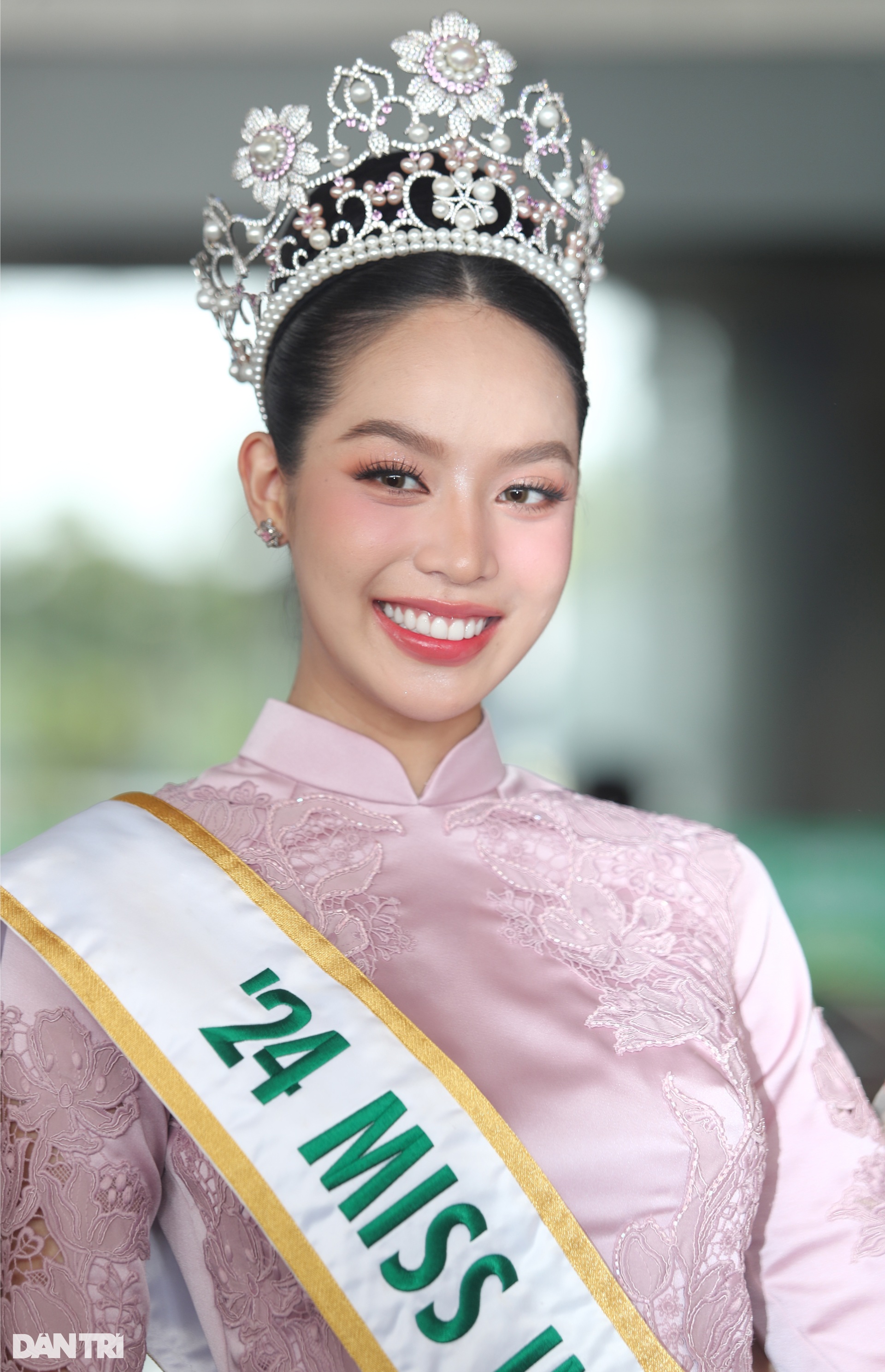 Hoa hậu Thanh Thủy đi xe buýt 2 tầng, người hâm mộ chạy xe máy theo reo hò - 14 Hoa hậu Thanh Thủy đi xe buýt 2 tầng, người hâm mộ chạy xe máy theo reo hò - 14