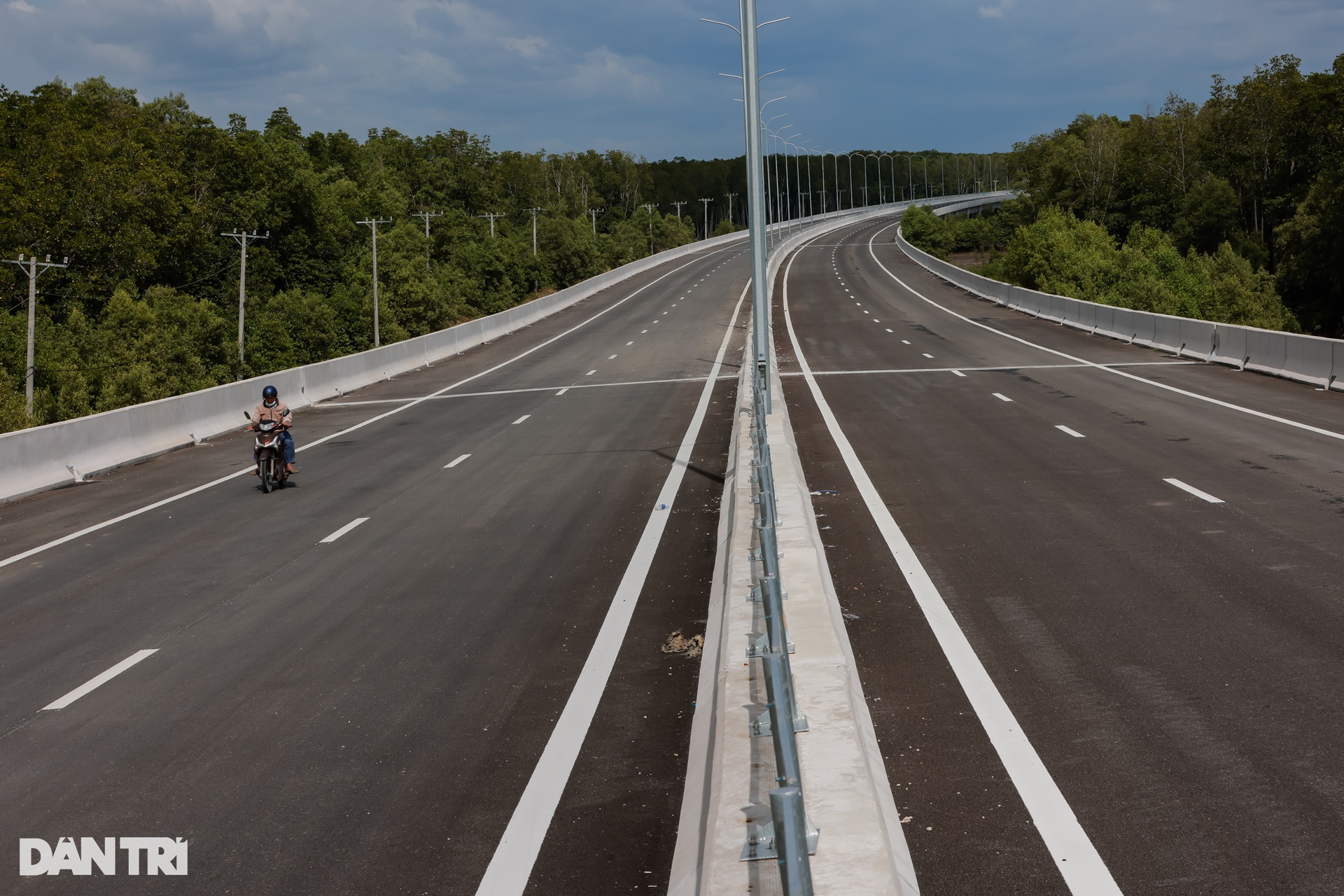 Ngắm cao tốc Bến Lức - Long Thành nhánh Đông dài 7km sắp thông xe - 3 Ngắm cao tốc Bến Lức - Long Thành nhánh Đông dài 7km sắp thông xe - 3