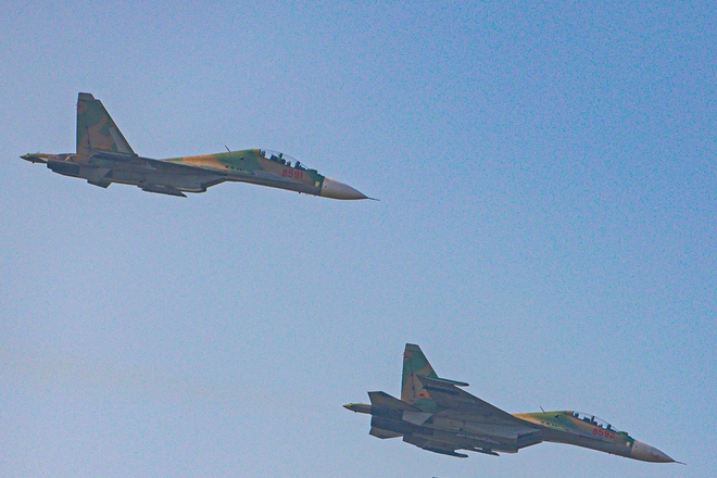 Mãn nhãn cảnh tiêm kích Su-30MK2 nhào lộn trên bầu trời Hà Nội- Ảnh 5. Mãn nhãn cảnh tiêm kích Su-30MK2 nhào lộn trên bầu trời Hà Nội- Ảnh 5.