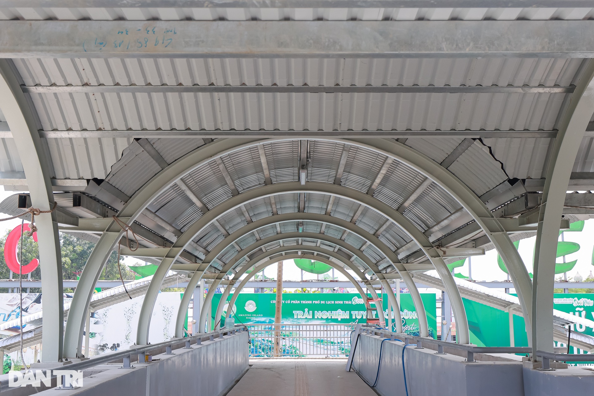 Diện mạo 9 cầu đi bộ kết nối nhà ga Metro số 1 vừa hoàn thành - 6 Diện mạo 9 cầu đi bộ kết nối nhà ga Metro số 1 vừa hoàn thành - 6