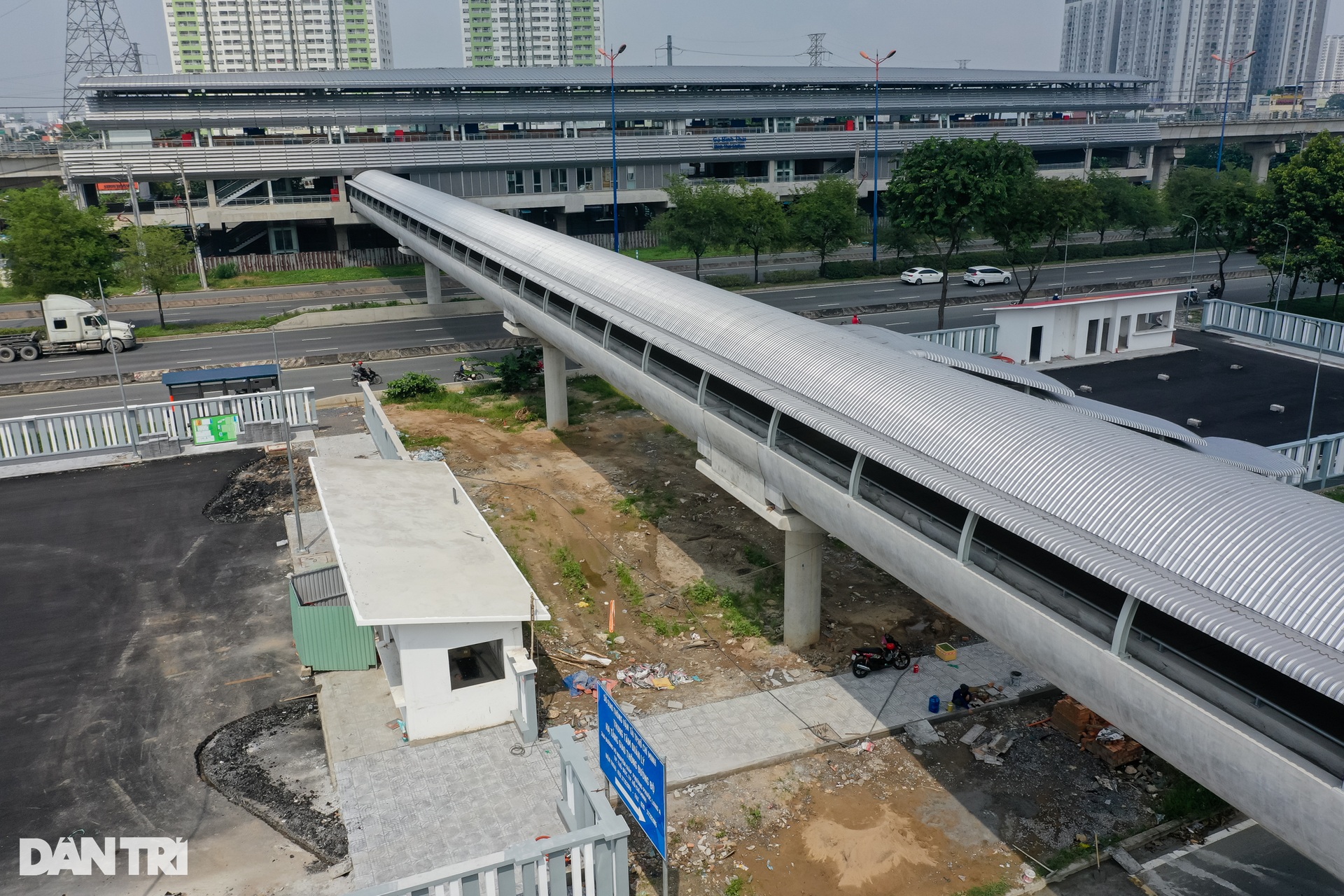 Diện mạo 9 cầu đi bộ kết nối nhà ga Metro số 1 vừa hoàn thành - 5 Diện mạo 9 cầu đi bộ kết nối nhà ga Metro số 1 vừa hoàn thành - 5