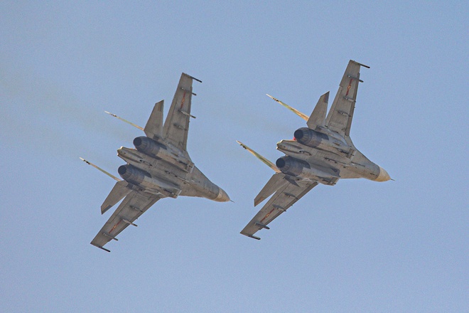 Mãn nhãn cảnh tiêm kích Su-30MK2 nhào lộn trên bầu trời Hà Nội- Ảnh 6. Mãn nhãn cảnh tiêm kích Su-30MK2 nhào lộn trên bầu trời Hà Nội- Ảnh 6.