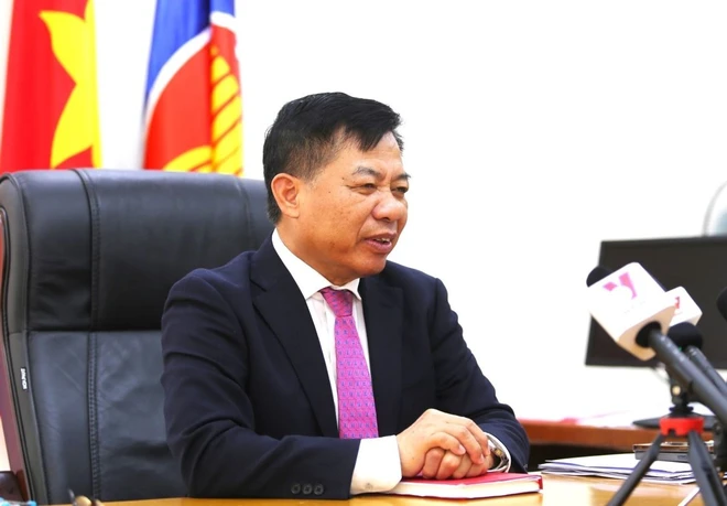 Đại sứ Nguyễn Huy Tăng trả lời phỏng vấn Thông tấn xã Việt Nam và các cơ quan báo chí Việt Nam thường trú tại Campuchia. (Ảnh: Hoàng Minh/TTXVN) dai su nguyen huy tang.jpg