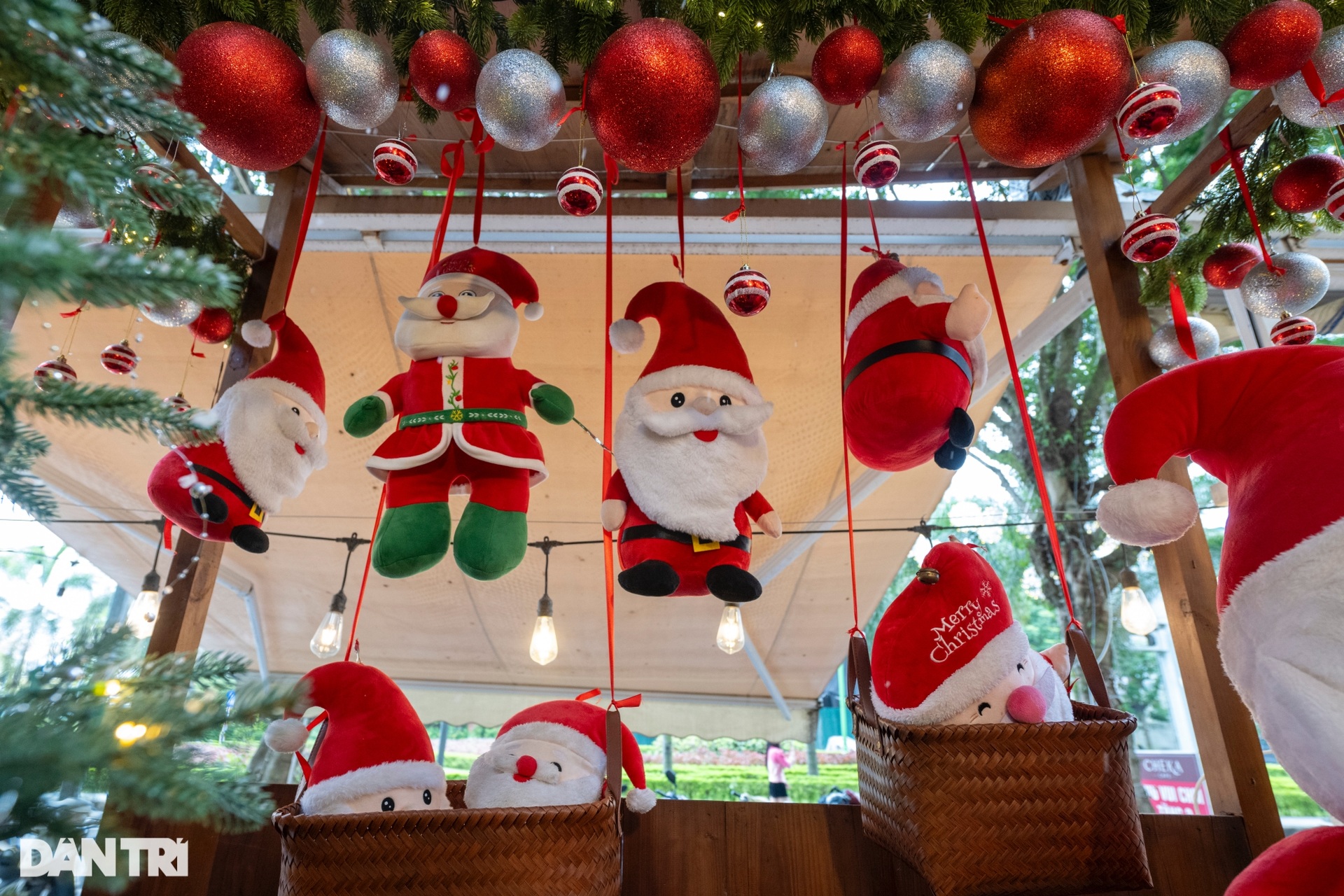 Quán cà phê ở Hà Nội chi 250 triệu trang trí Noel phục vụ khách sống ảo - 12 Quán cà phê ở Hà Nội chi 250 triệu trang trí Noel phục vụ khách sống ảo - 12