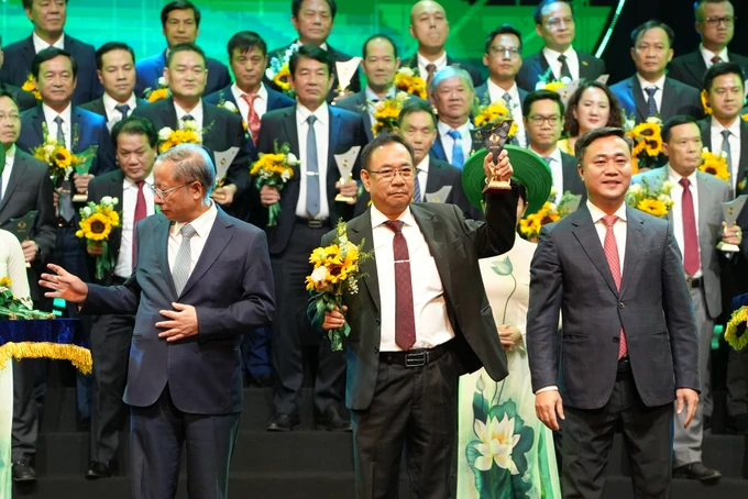 Ông Nguyễn Ngọc An, Tổng Giám Đốc Công ty VISSAN nhận biểu trưng Thương hiệu Quốc gia Việt Nam 2024 (GÓC CẬN) ÔNG NGUYỄN NGỌC AN - TỔNG GIÁM ĐỐC CÔNG TY VISSAN NHẬN BIỂU TRƯNG THQG VN 2024.jpg.JPG