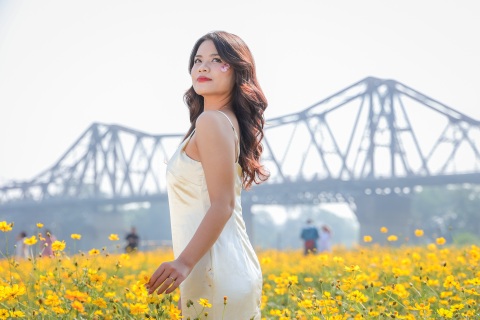 Dậy từ 3h, vượt 30km chụp ảnh "sống ảo" ở vườn hoa cúc chân cầu Long Biên - 3 Dậy từ 3h, vượt 30km chụp ảnh "sống ảo" ở vườn hoa cúc chân cầu Long Biên - 3
