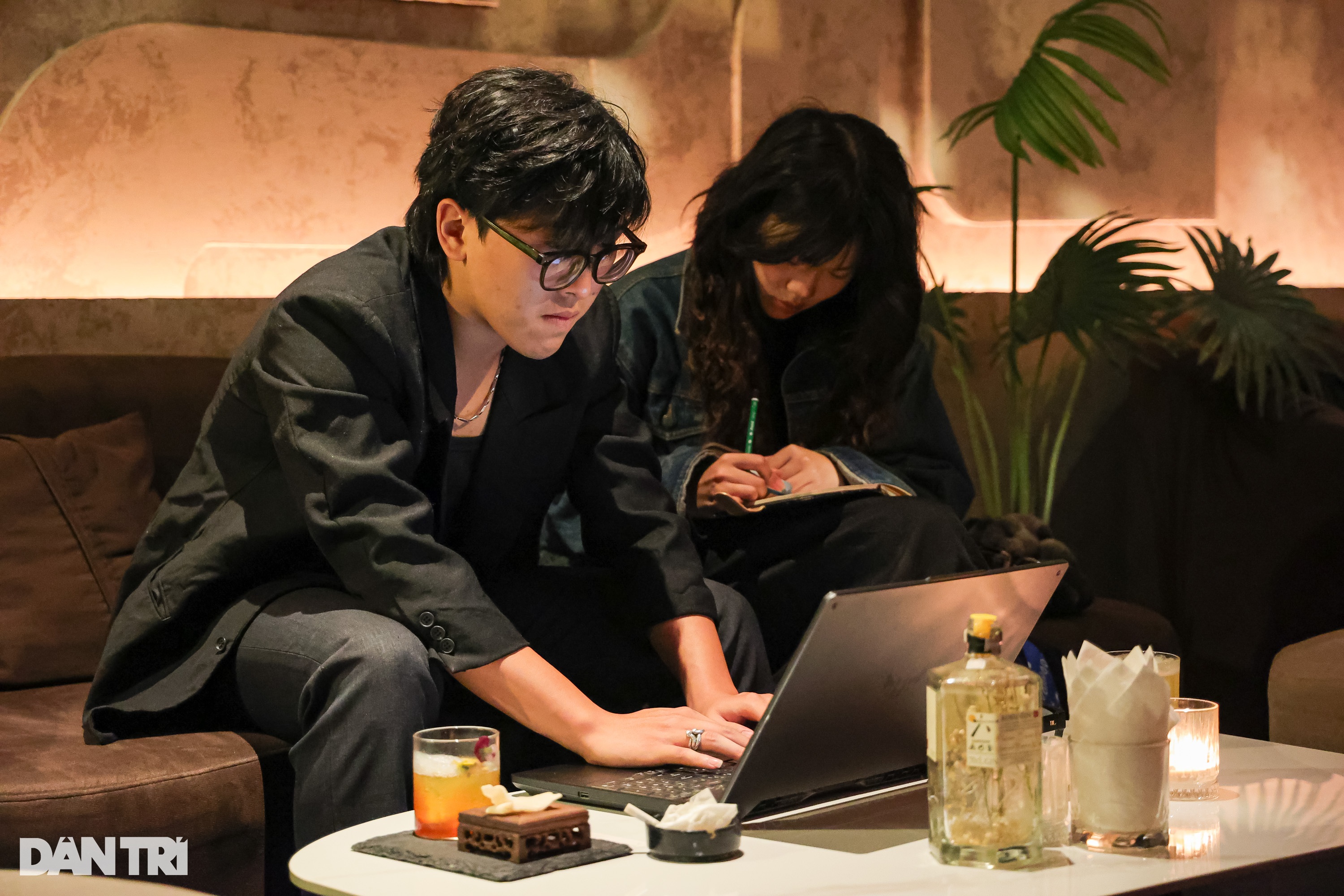 Hà Nội: Người trẻ đi bar 6 lần một tuần để... làm việc - 1 Hà Nội: Người trẻ đi bar 6 lần một tuần để... làm việc - 1
