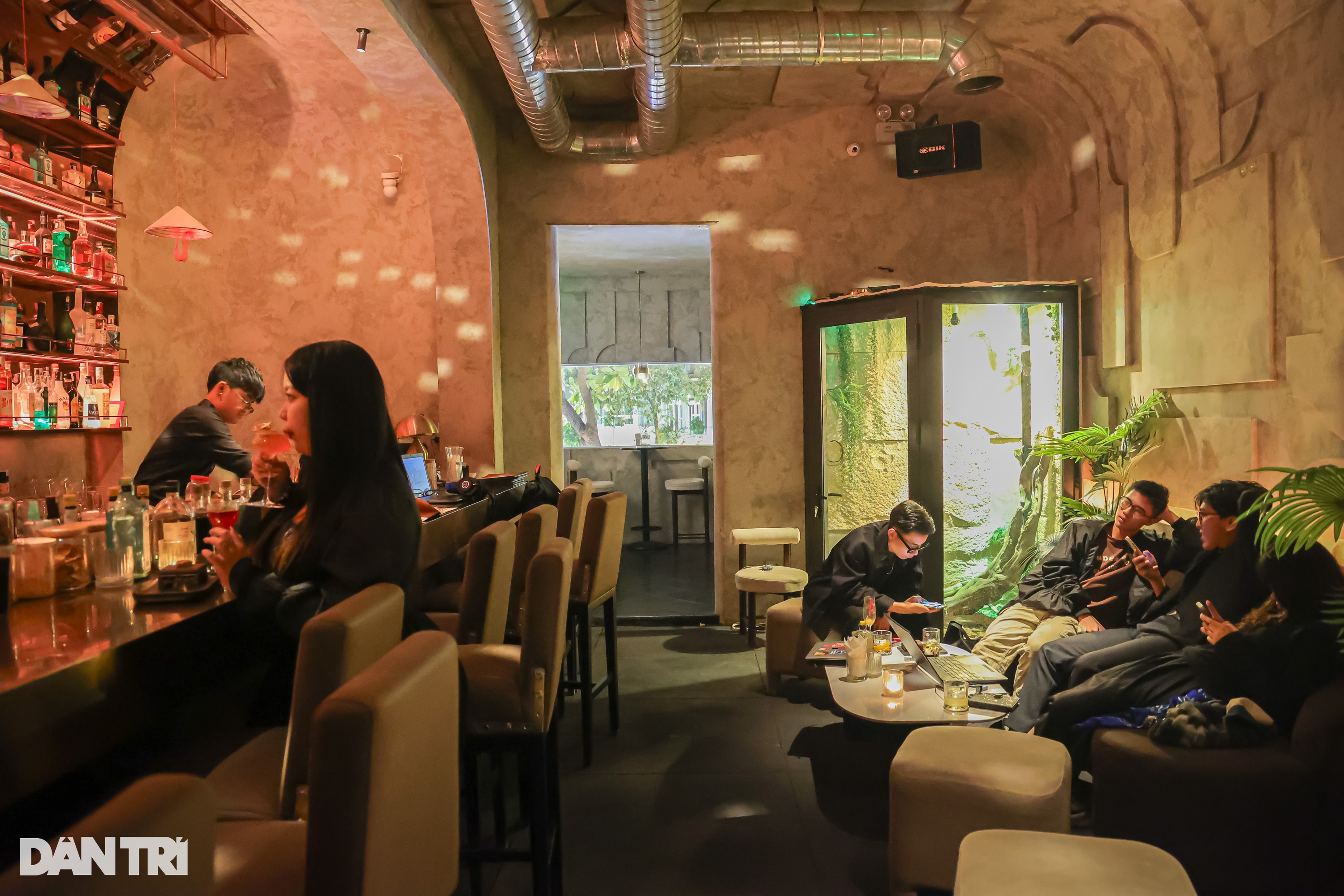 Hà Nội: Người trẻ đi bar 6 lần một tuần để... làm việc - 5 Hà Nội: Người trẻ đi bar 6 lần một tuần để... làm việc - 5