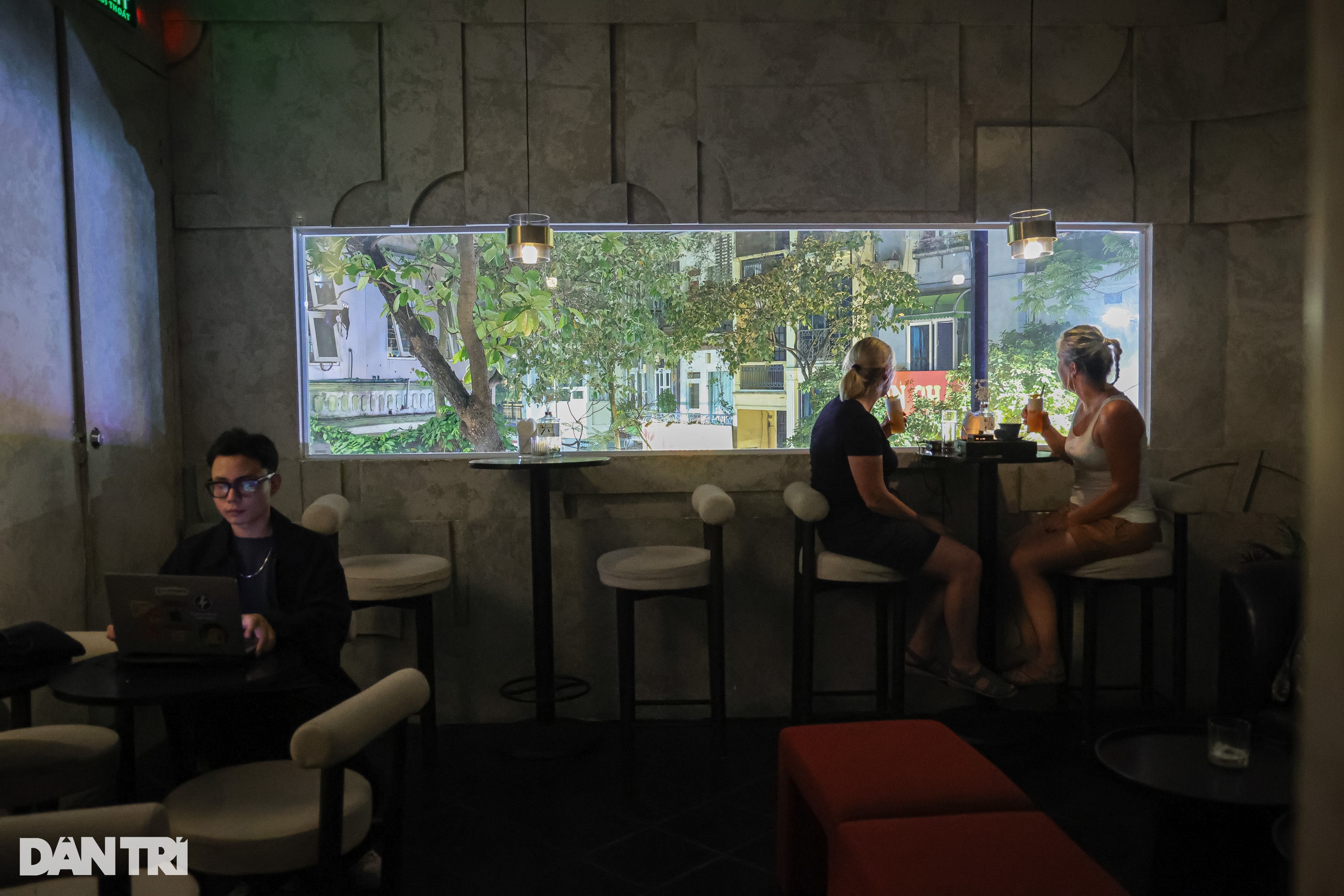 Hà Nội: Người trẻ đi bar 6 lần một tuần để... làm việc - 2 Hà Nội: Người trẻ đi bar 6 lần một tuần để... làm việc - 2